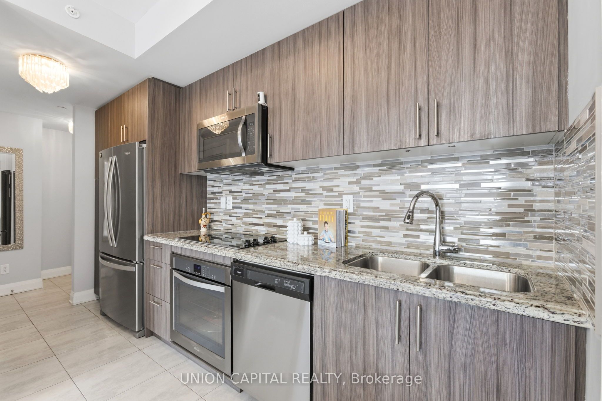 112 Woodbridge Avenue 412, Vaughan, ON L4L 2S7 photo 2