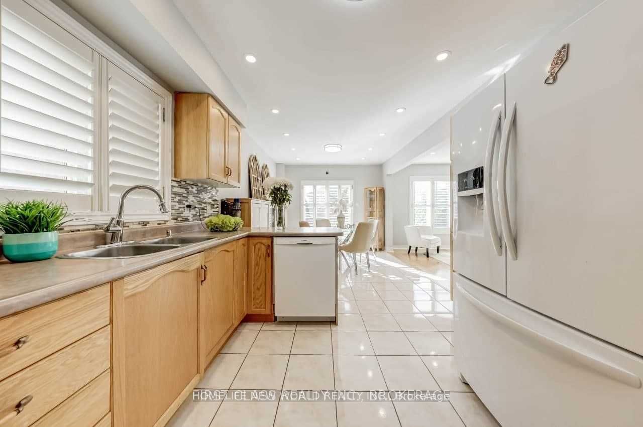 17 Zippora Drive, Richmond Hill, ON L4S 2M6 photo 4
