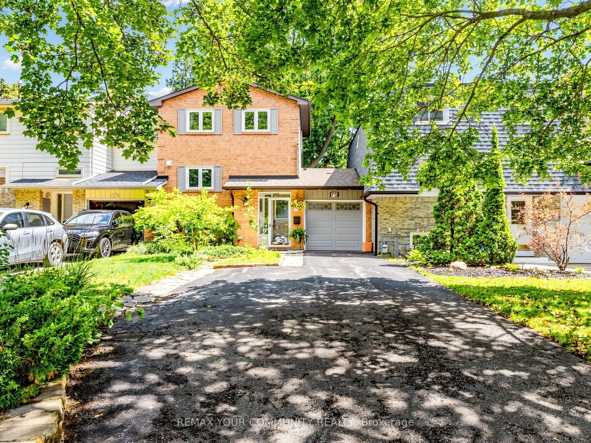 75 St. Andrews Court, Aurora, ON L4G 3B2