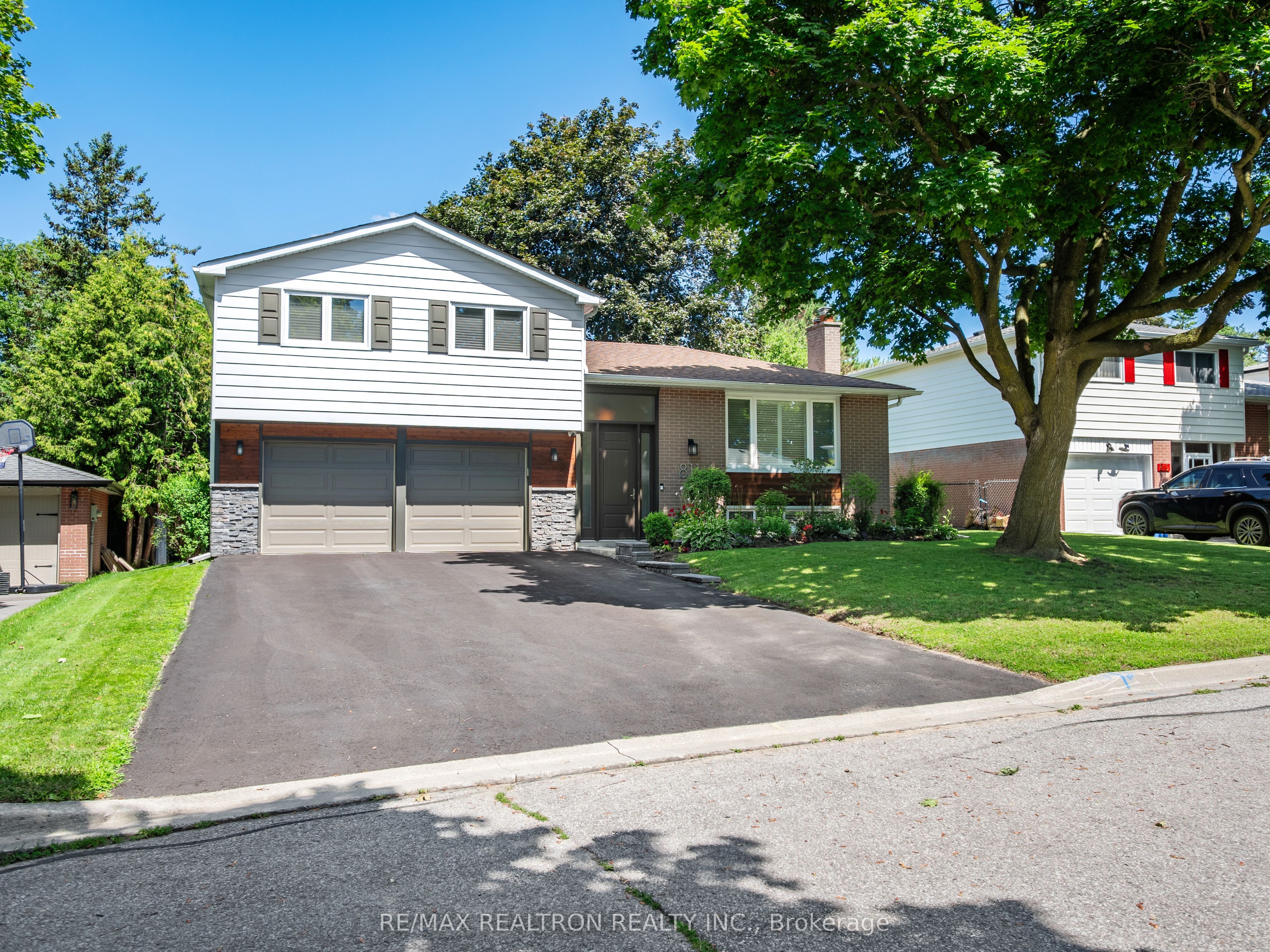 811 Three Seasons Drive, Newmarket, ON L3Y 2B7