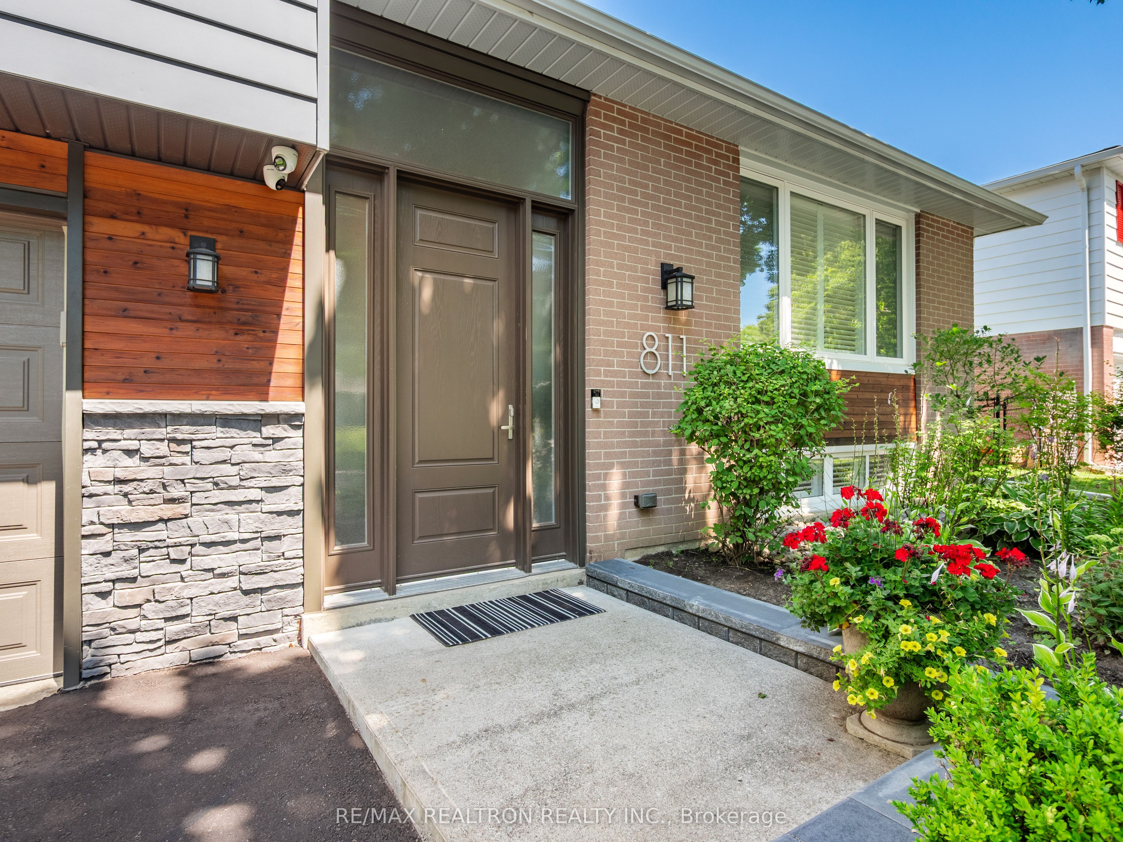811 Three Seasons Drive, Newmarket, ON L3Y 2B7 photo 2