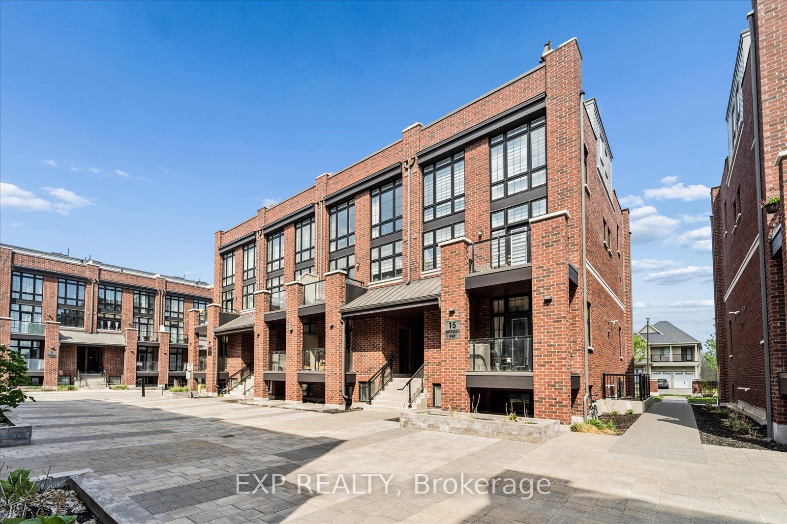 15 Whitaker Way 322, Whitchurch-Stouffville, ON L4A 0W5 photo 2