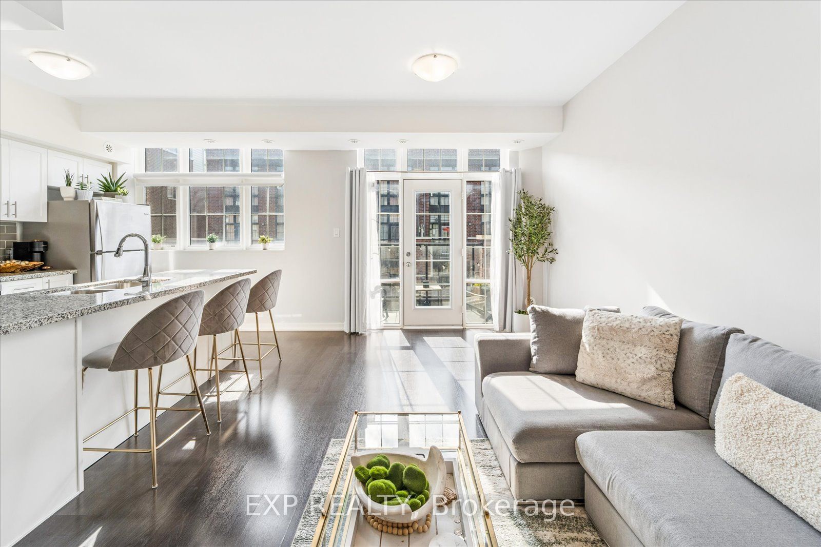 15 Whitaker Way 322, Whitchurch-Stouffville, ON L4A 0W5 photo 3