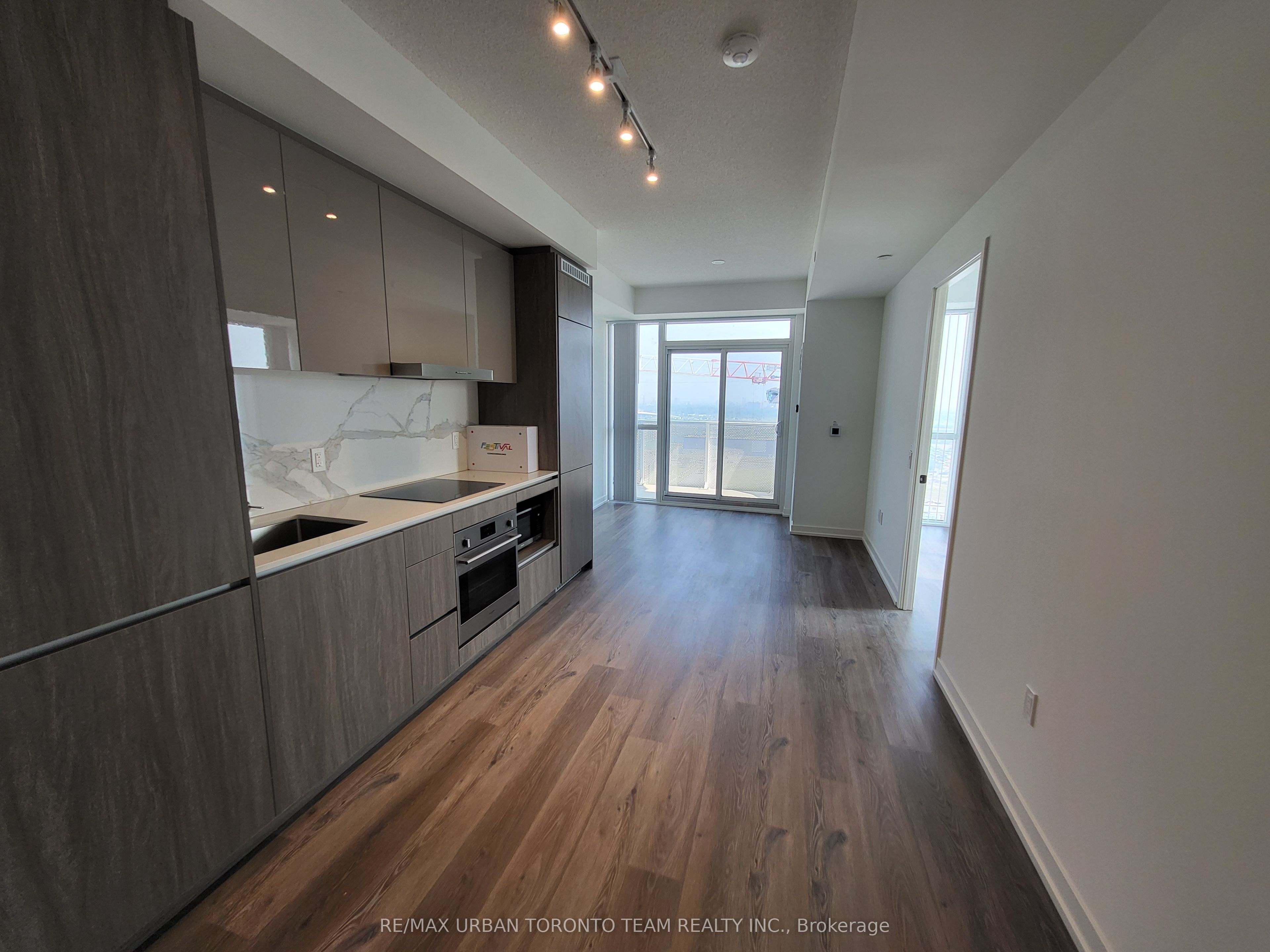28 Interchange Way 1612, Vaughan, ON L4K 0P8 photo 2