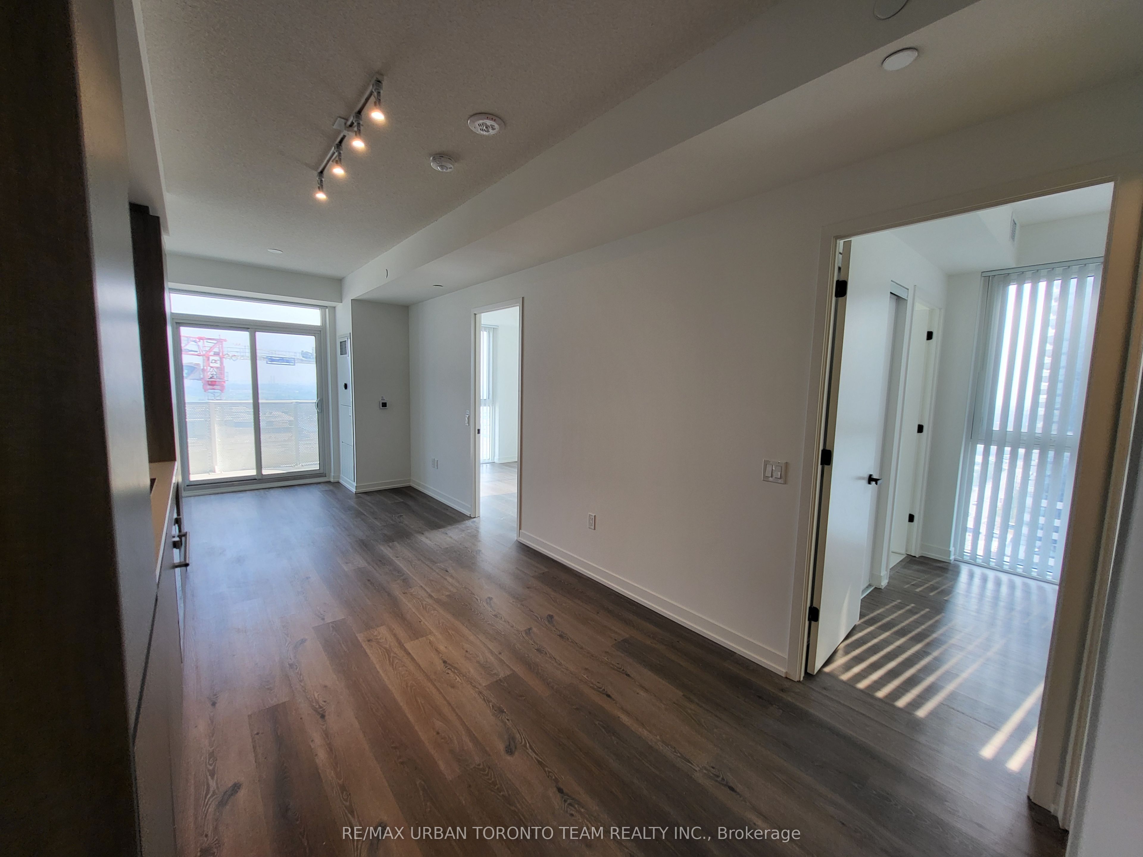 28 Interchange Way 1612, Vaughan, ON L4K 0P8 photo 3