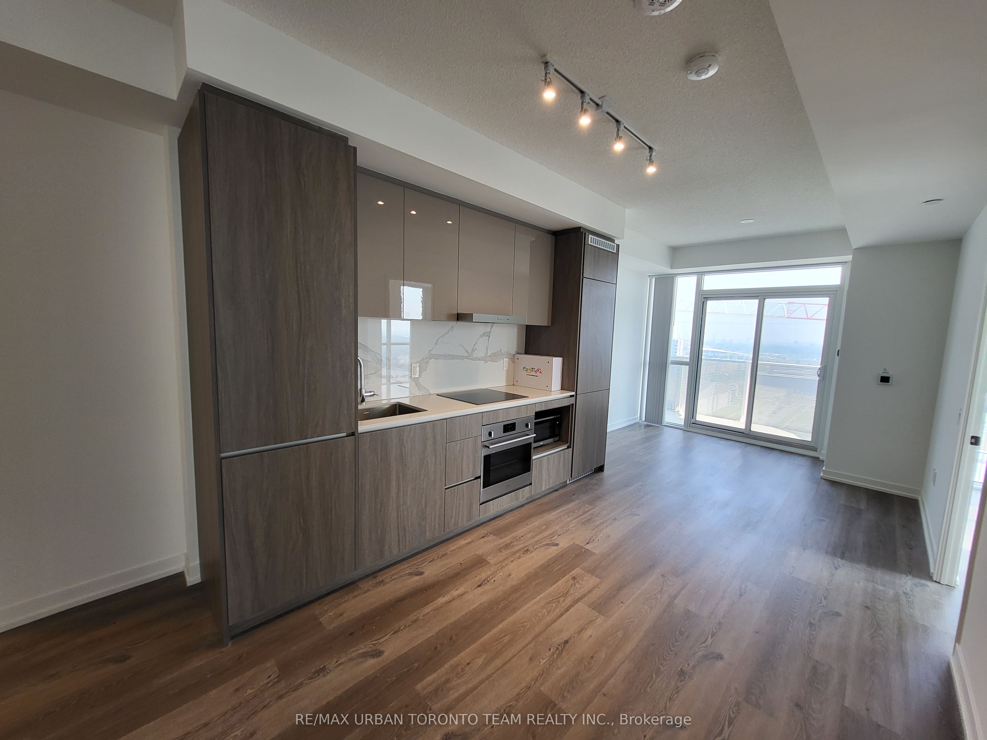 28 Interchange Way 1612, Vaughan, ON L4K 0P8 photo 5