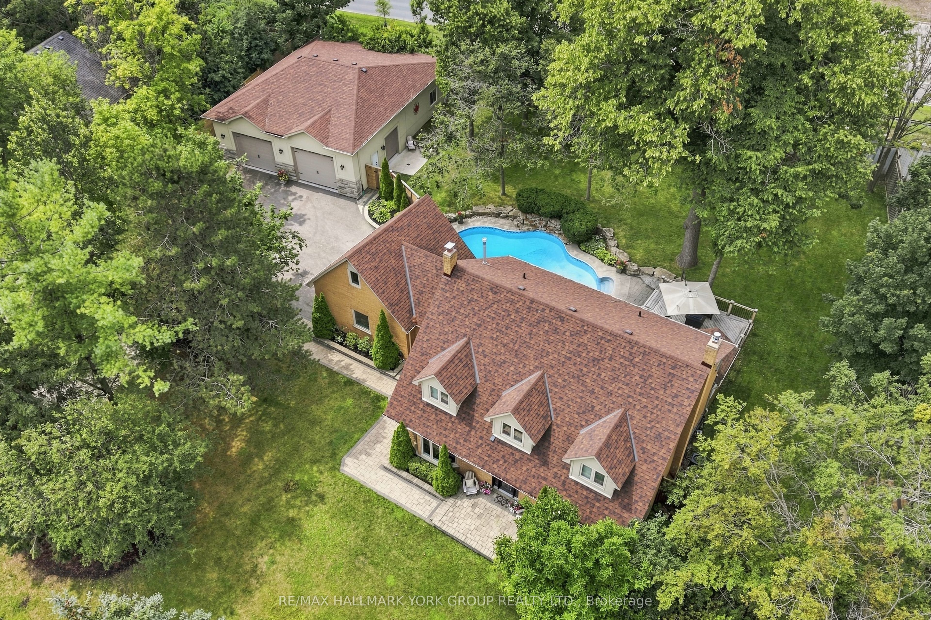 111 Whispering Pine Trail, Aurora, ON L4G 4X8 photo 2