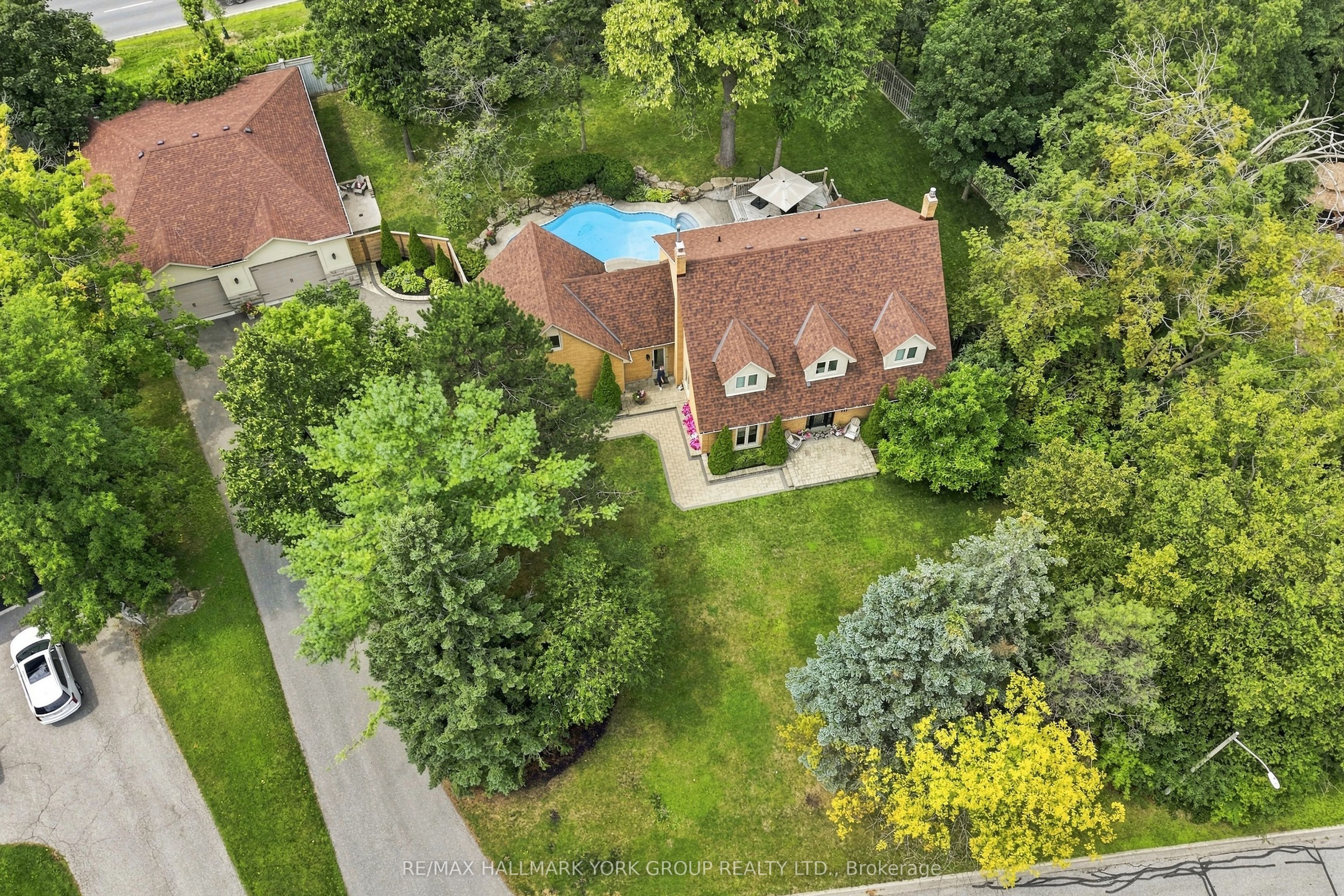 111 Whispering Pine Trail, Aurora, ON L4G 4X8 photo 3