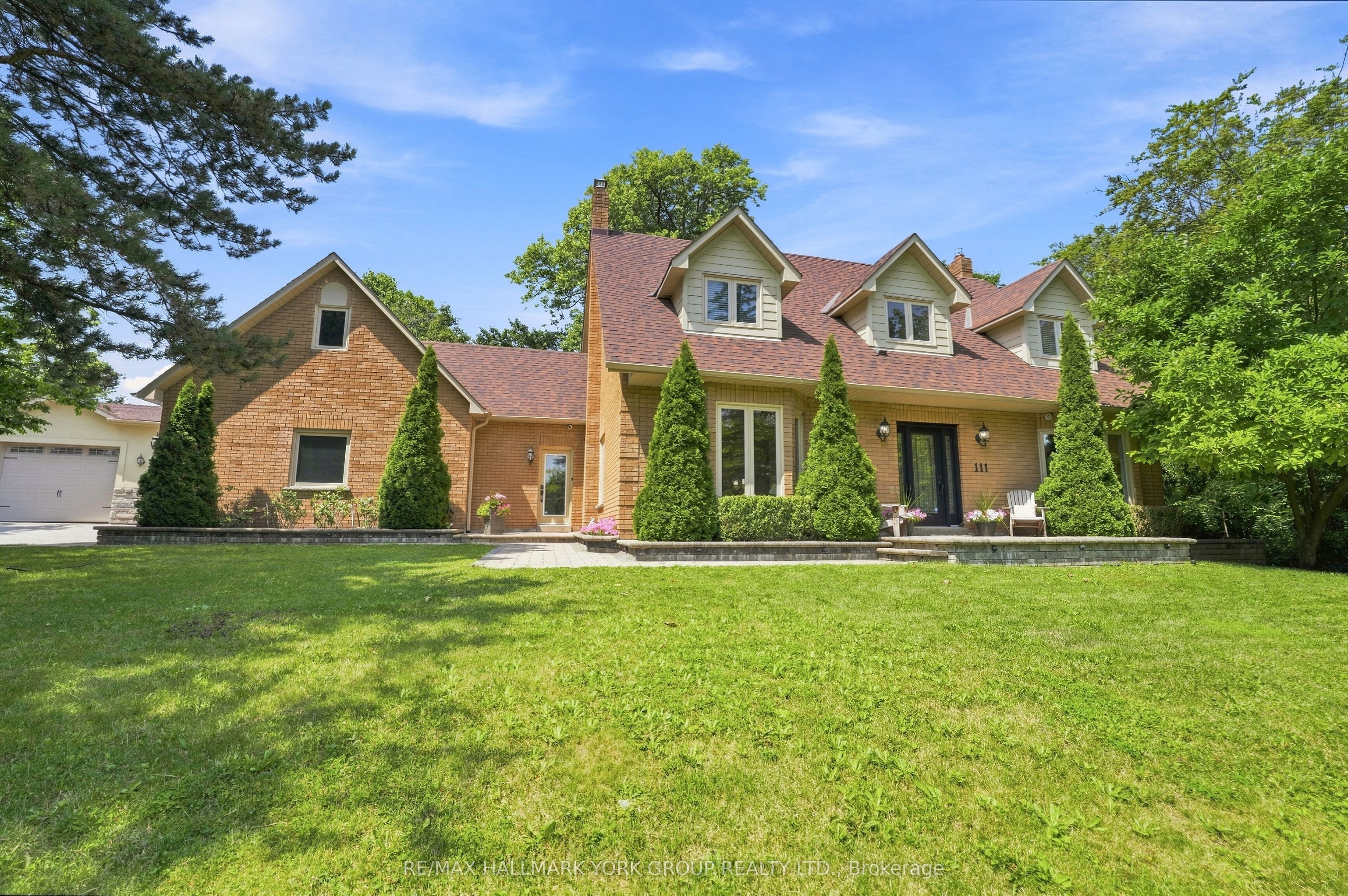 111 Whispering Pine Trail, Aurora, ON L4G 4X8 photo 4