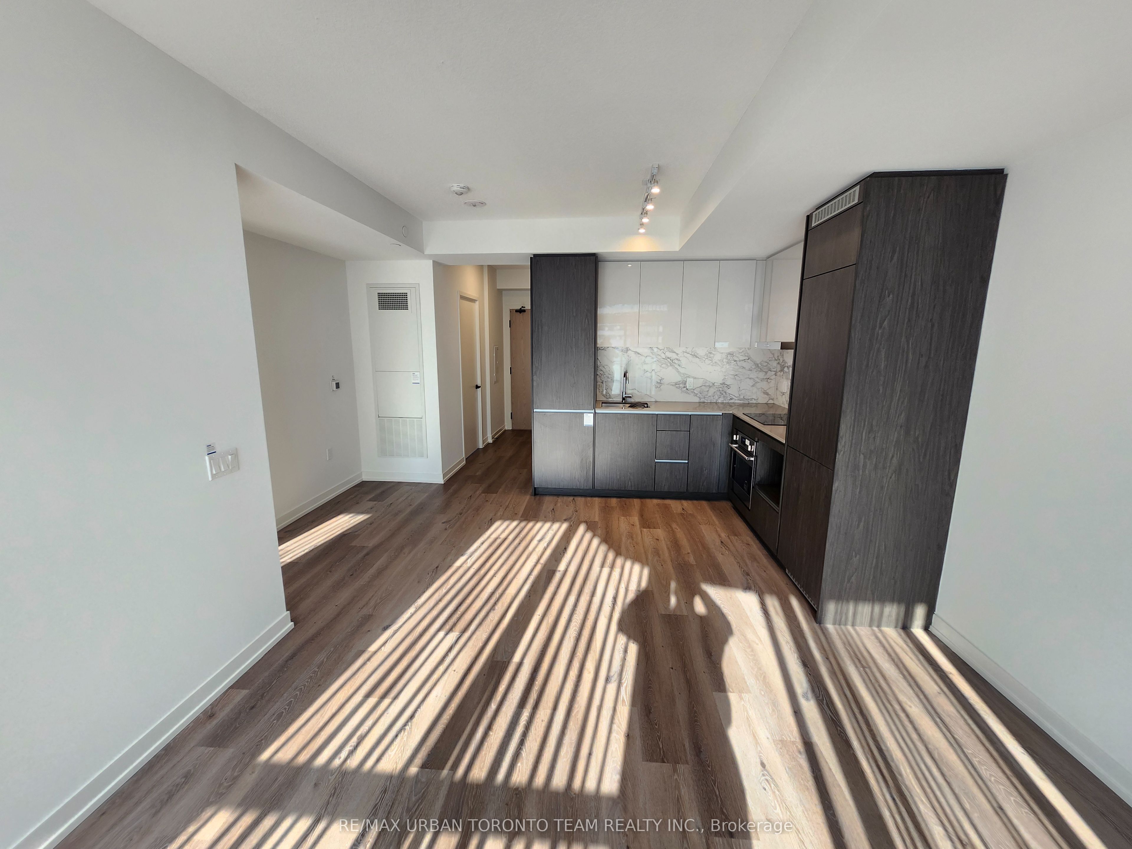28 Interchange Way 3203, Vaughan, ON L4K 0P8 photo 3