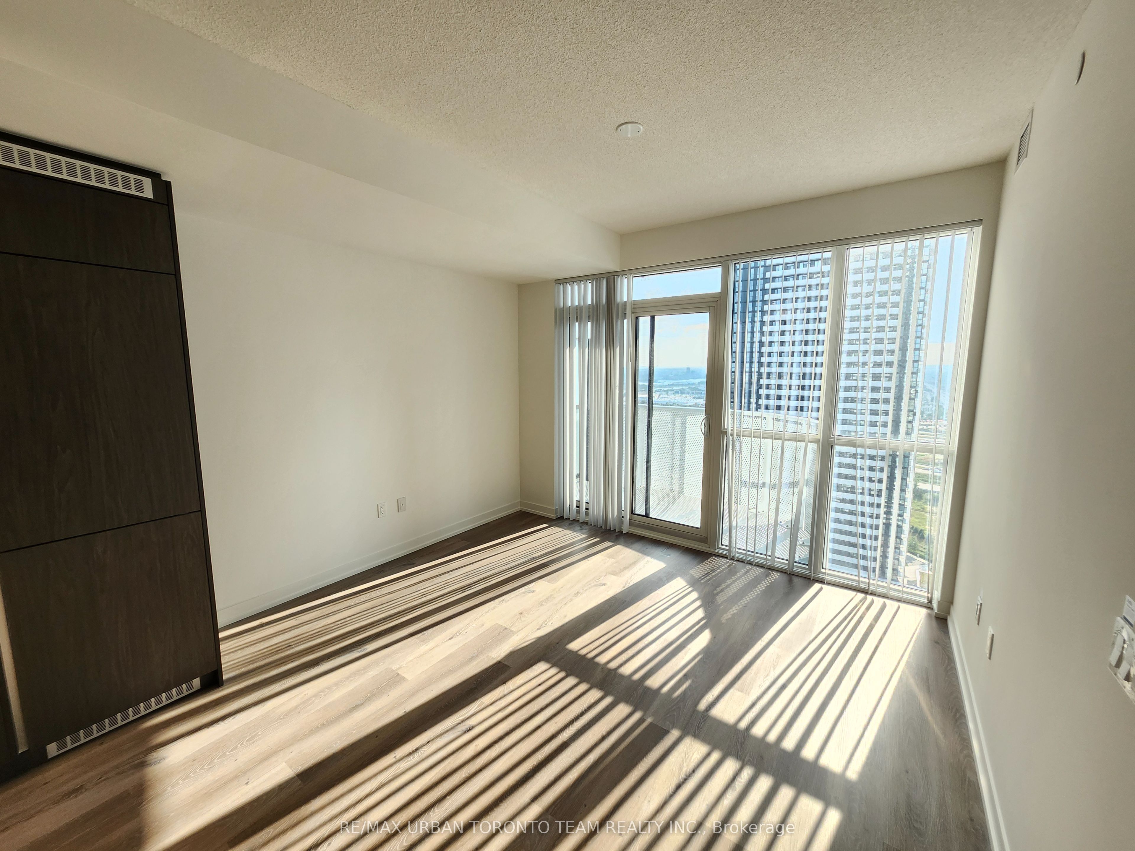 28 Interchange Way 3203, Vaughan, ON L4K 0P8 photo 4