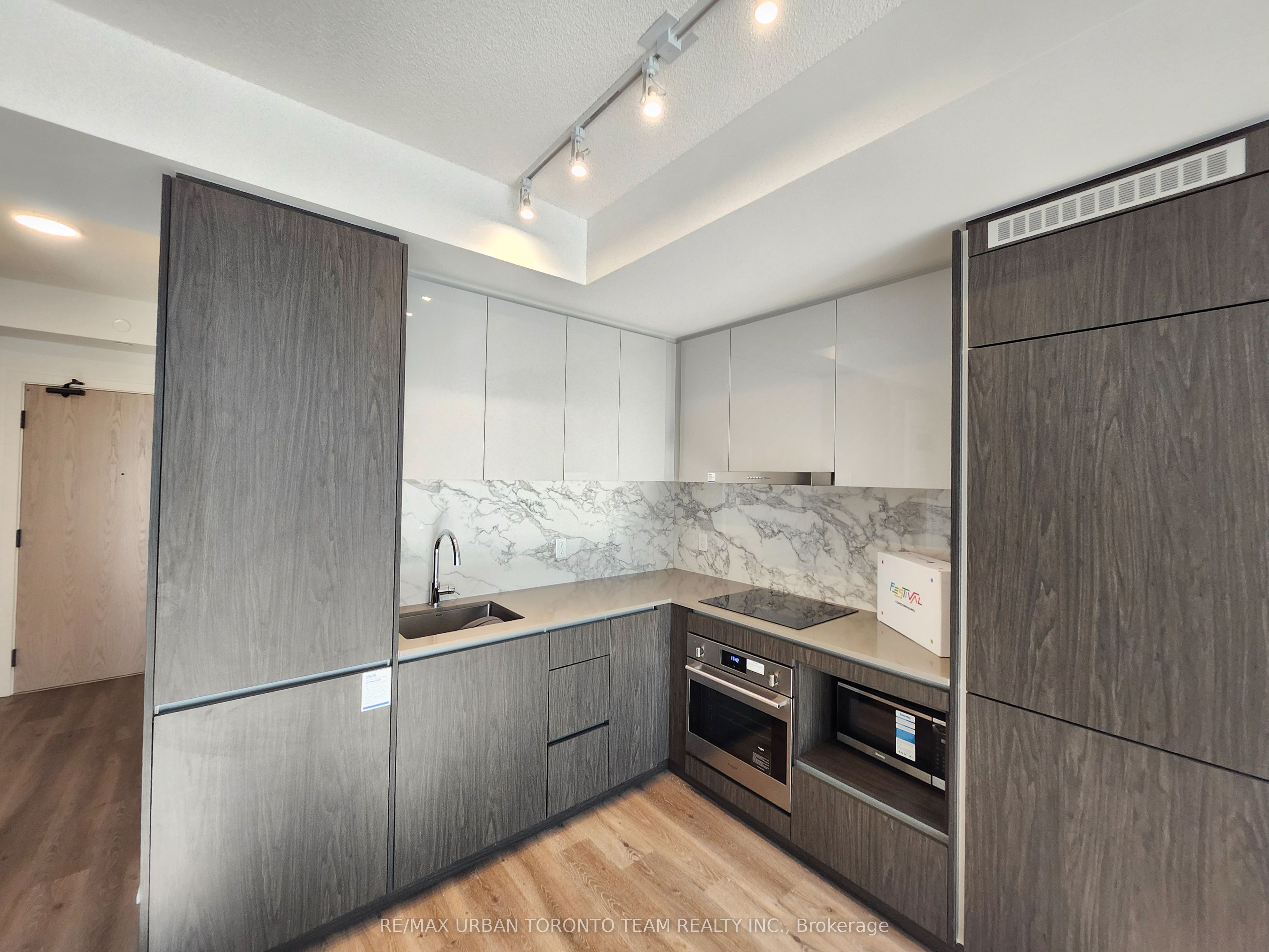 28 Interchange Way 3203, Vaughan, ON L4K 0P8 photo 5