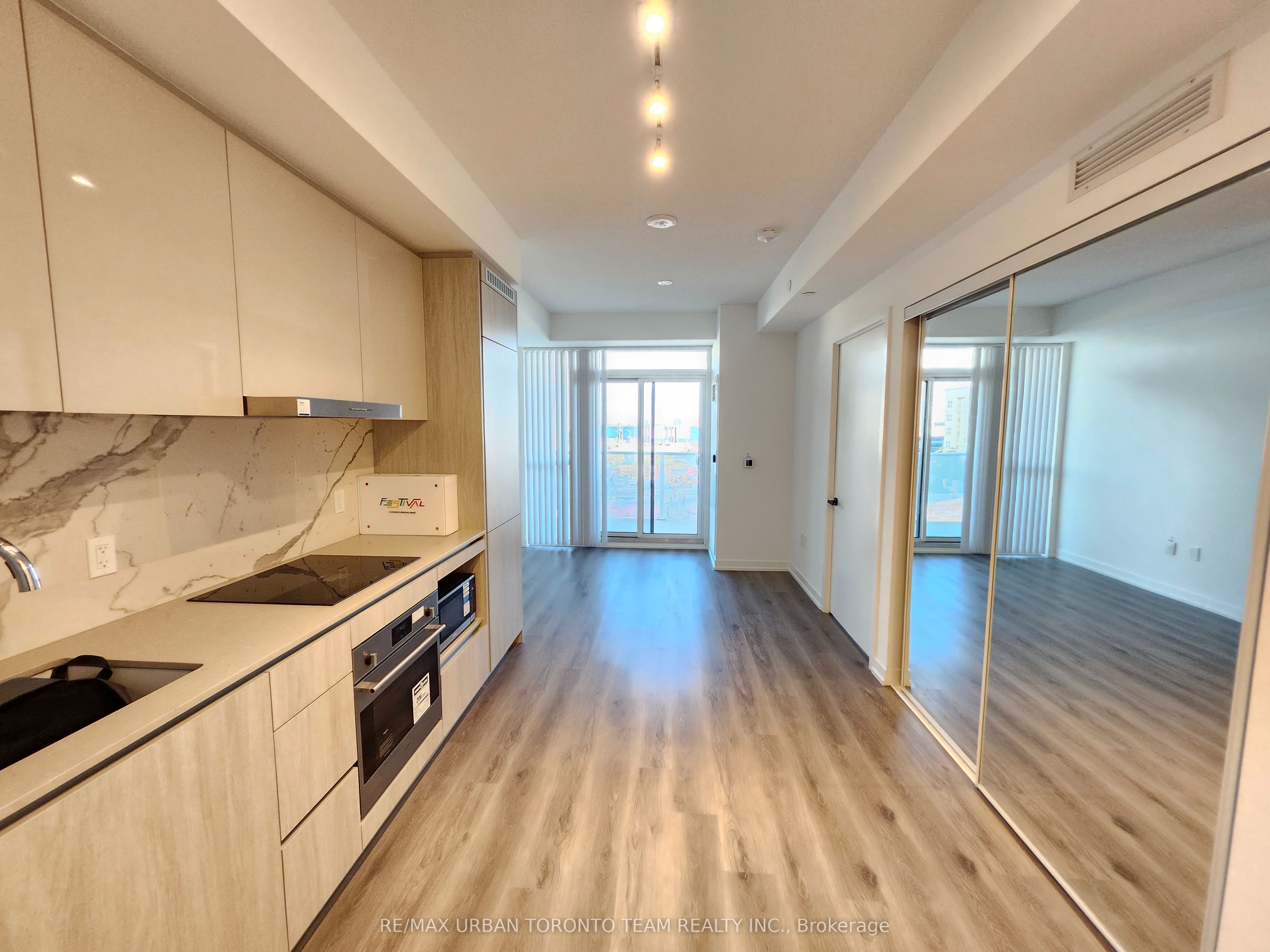 28 Interchange Way 518, Vaughan, ON L4K 0P8 photo 2