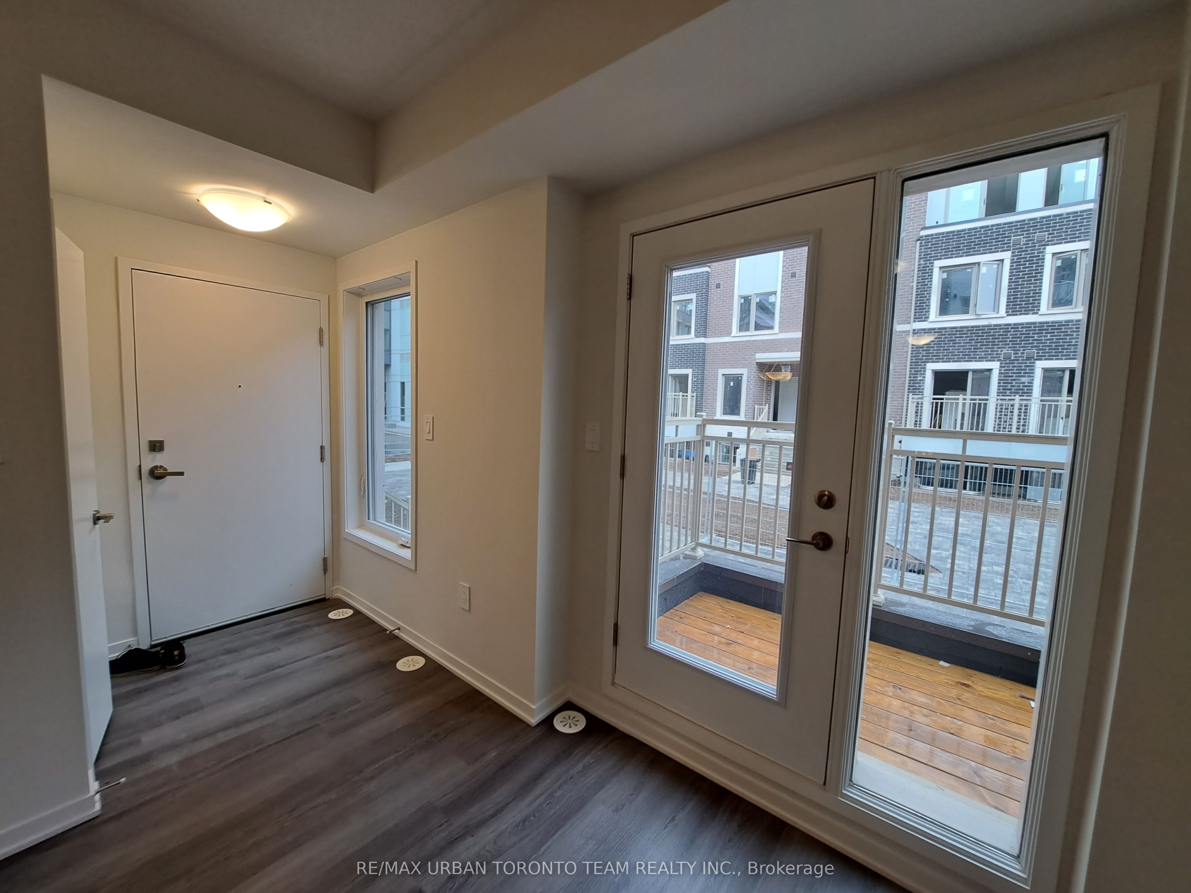 21 Honeycrisp Crescent 45, Vaughan, ON L4K 0N6 photo 3
