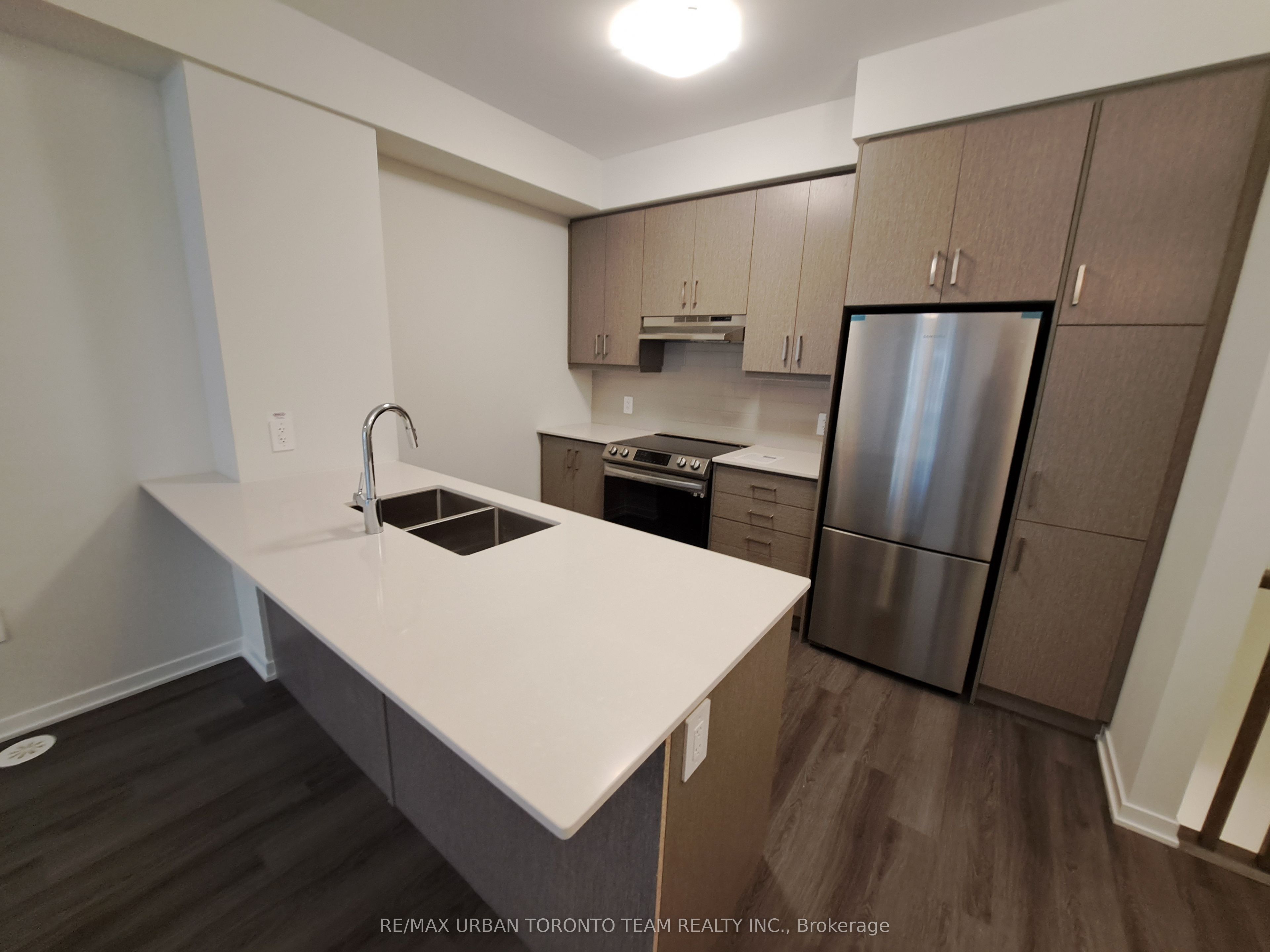 21 Honeycrisp Crescent 45, Vaughan, ON L4K 0N6 photo 5