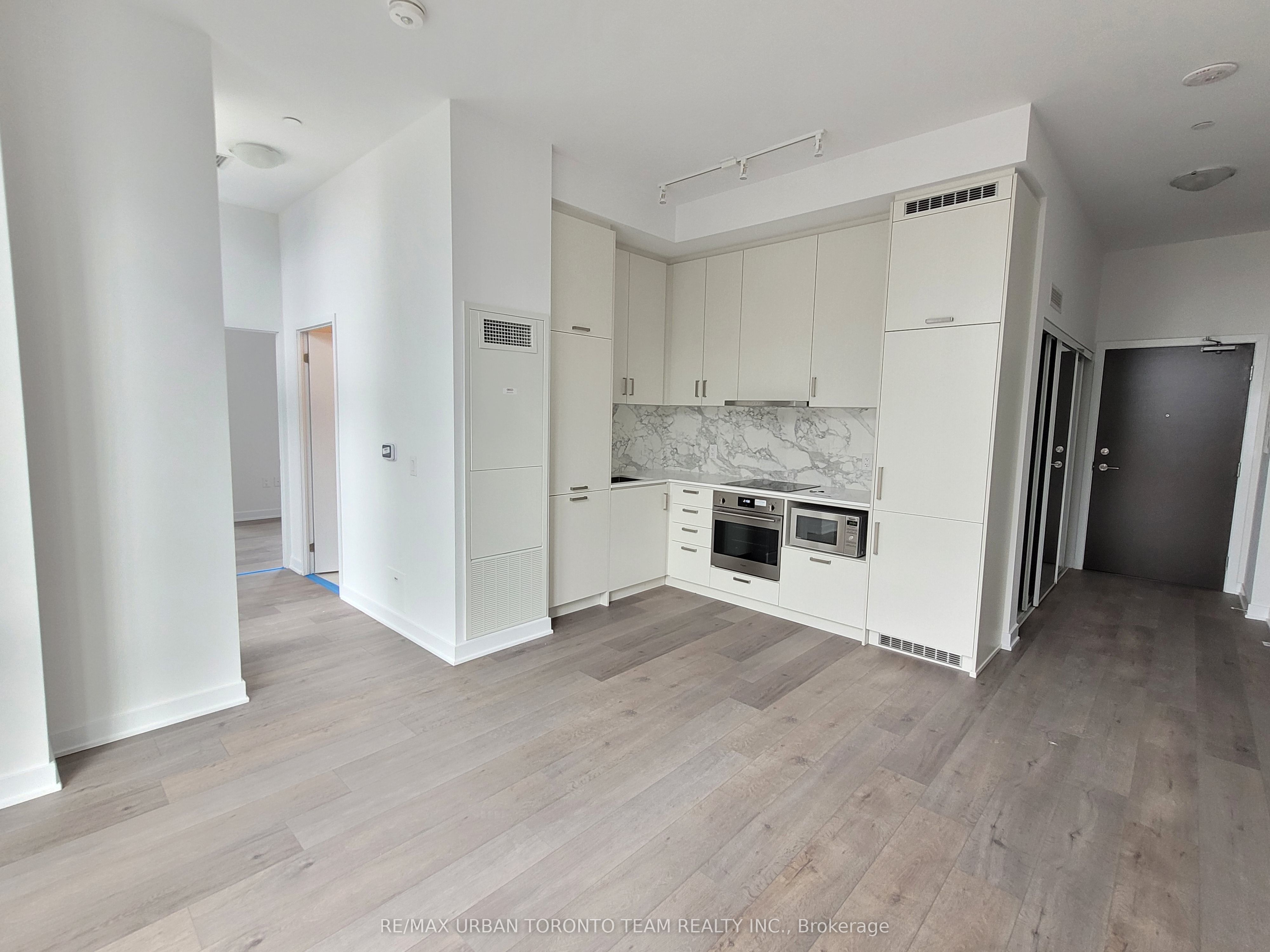 60 Honeycrisp Crescent 207, Vaughan, ON L4K 5Z8 photo 4