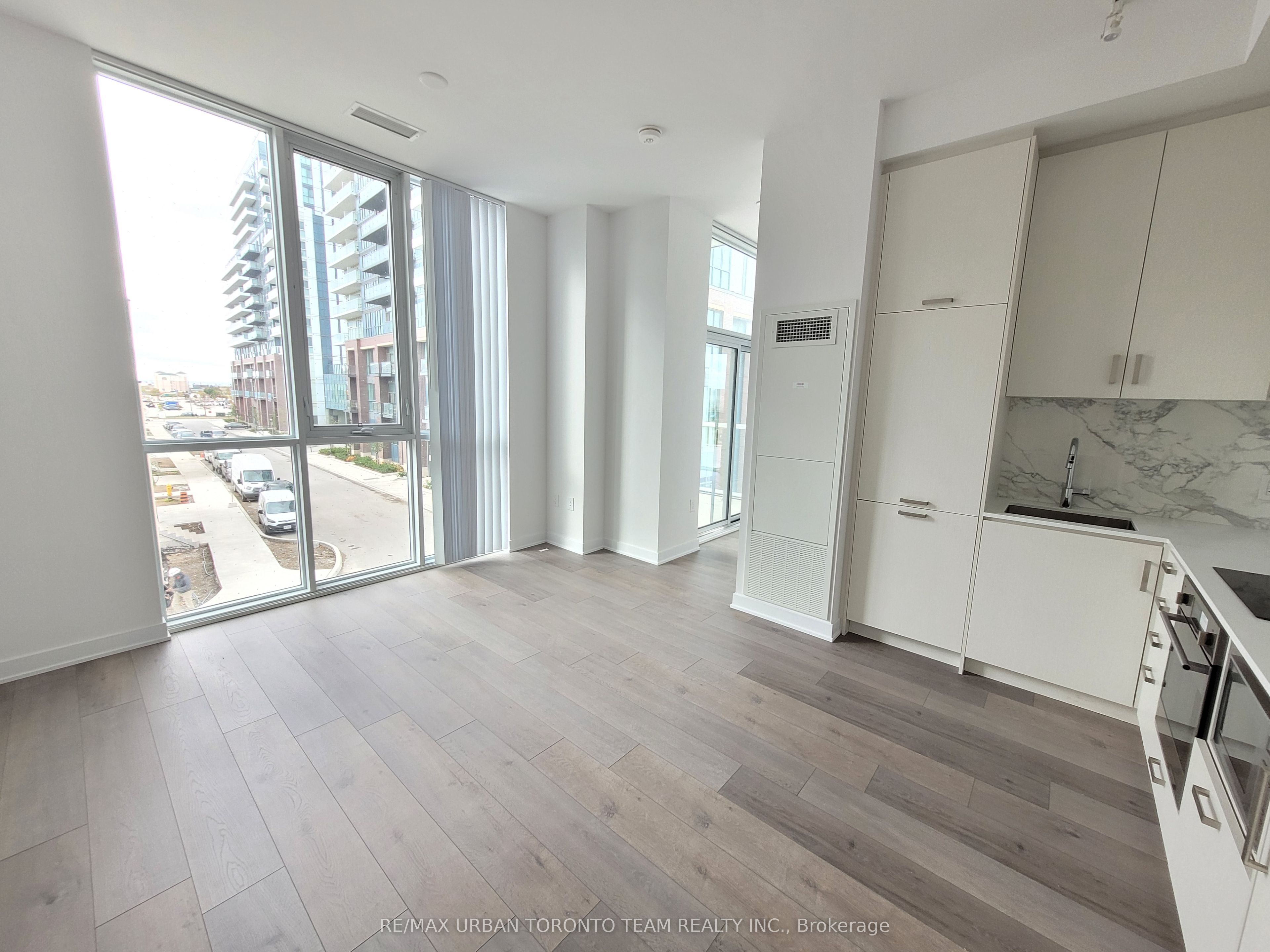 60 Honeycrisp Crescent 207, Vaughan, ON L4K 5Z8 photo 5