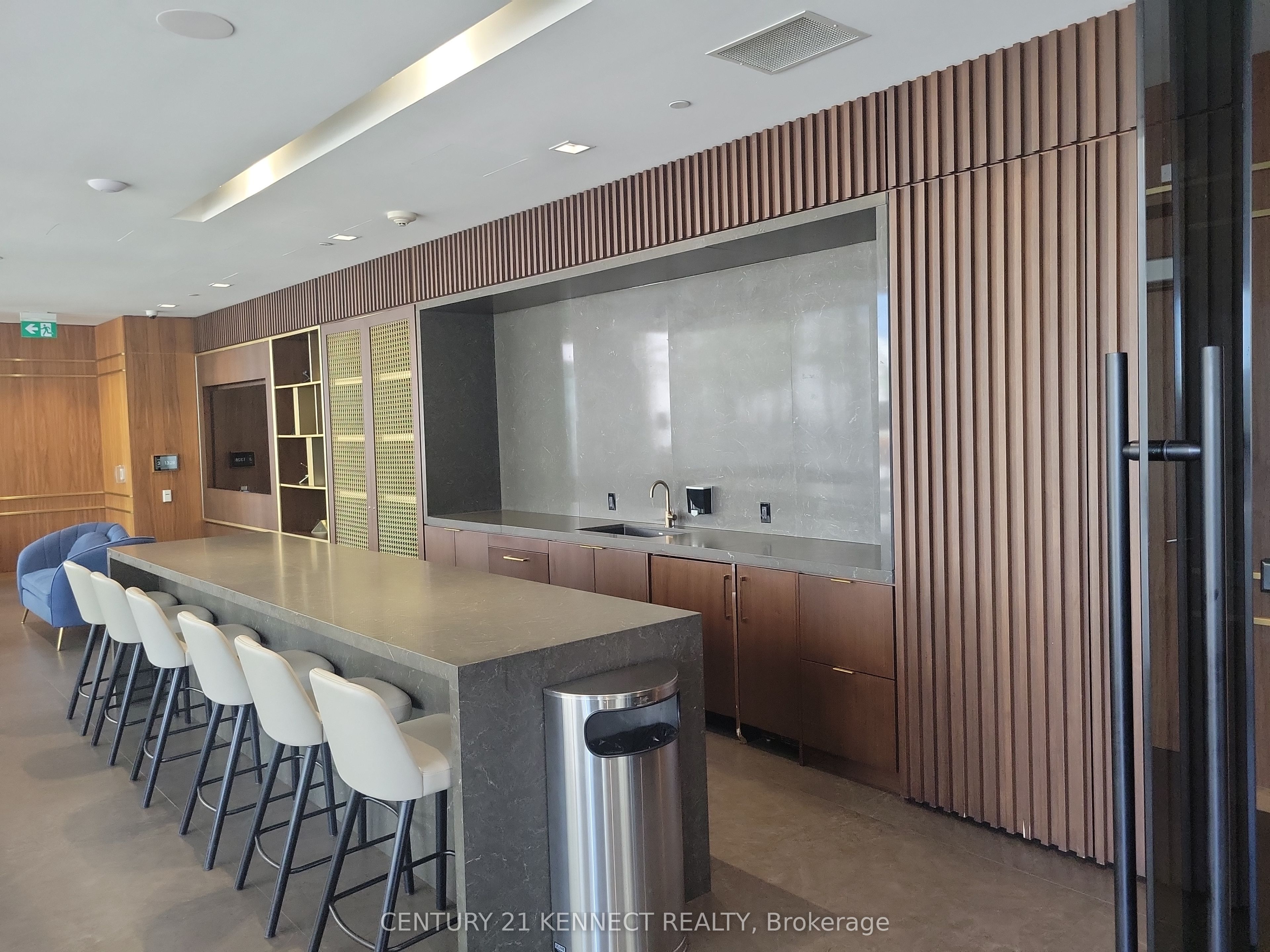 950 Portage Parkway 4910, Vaughan, ON L4K 0J7 photo 3