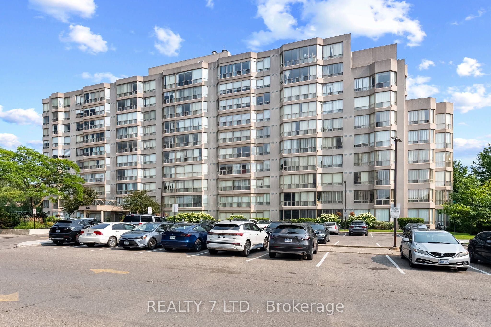 9 Northern Heights Drive 216, Richmond Hill, ON L4B 4M5 photo 2