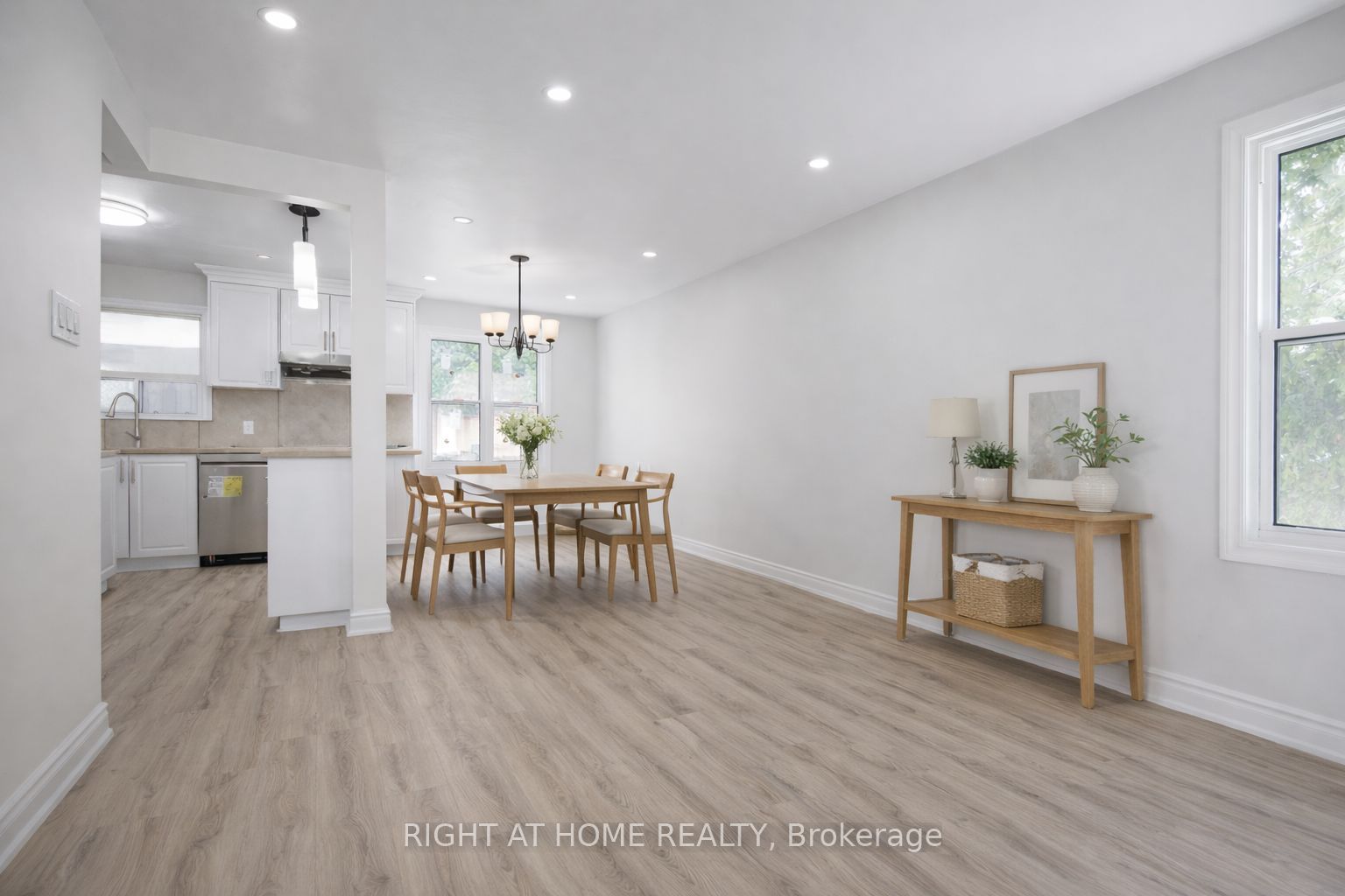 225 Essex Avenue, Richmond Hill, ON L4C 2C1 photo 2