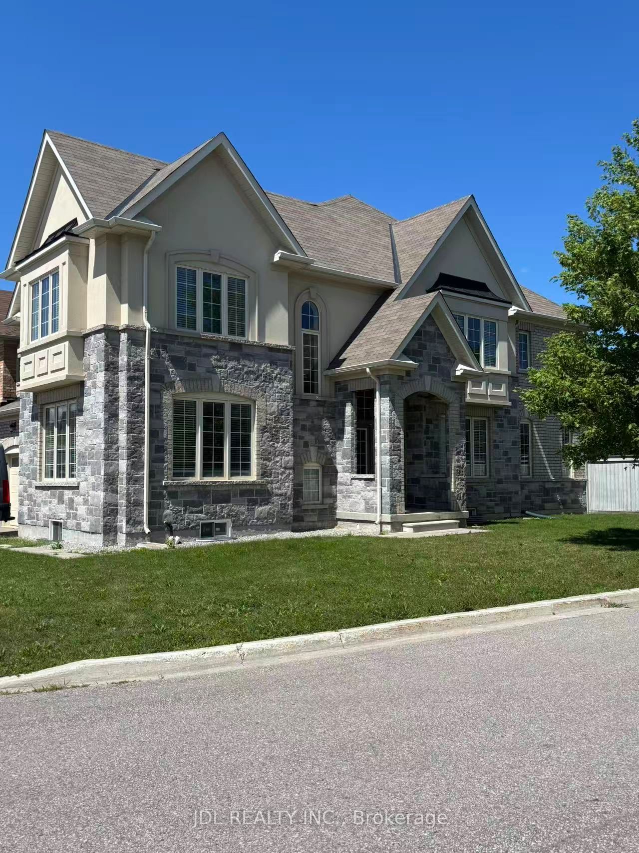 16 Jericho Avenue, Georgina, ON L4P 0G9 photo 2