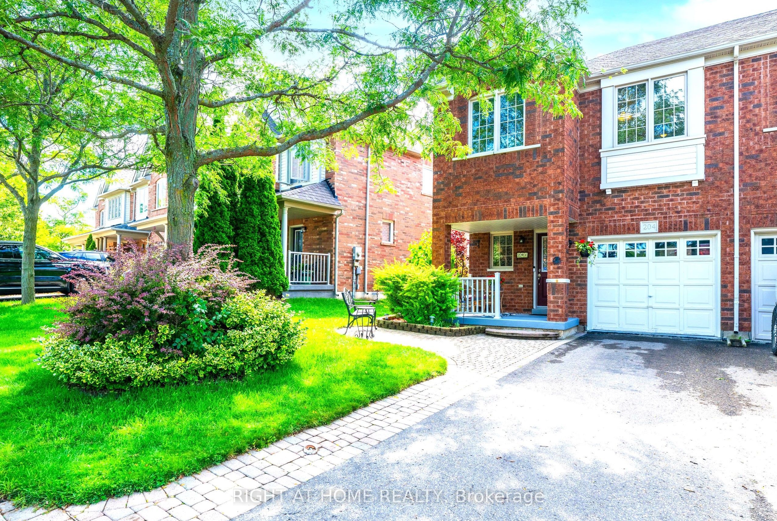 204 Burgess Crescent, Newmarket, ON L3X 2T9