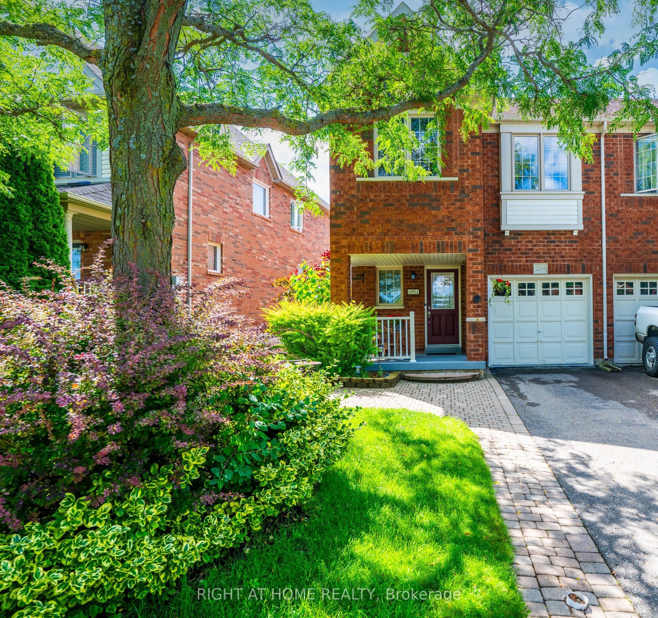 204 Burgess Crescent, Newmarket, ON L3X 2T9 photo 2