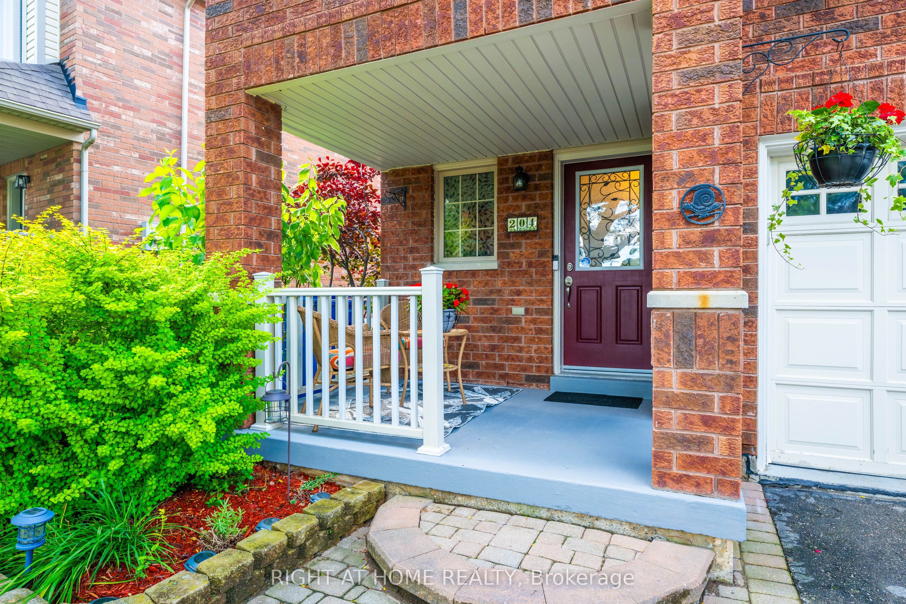 204 Burgess Crescent, Newmarket, ON L3X 2T9 photo 3