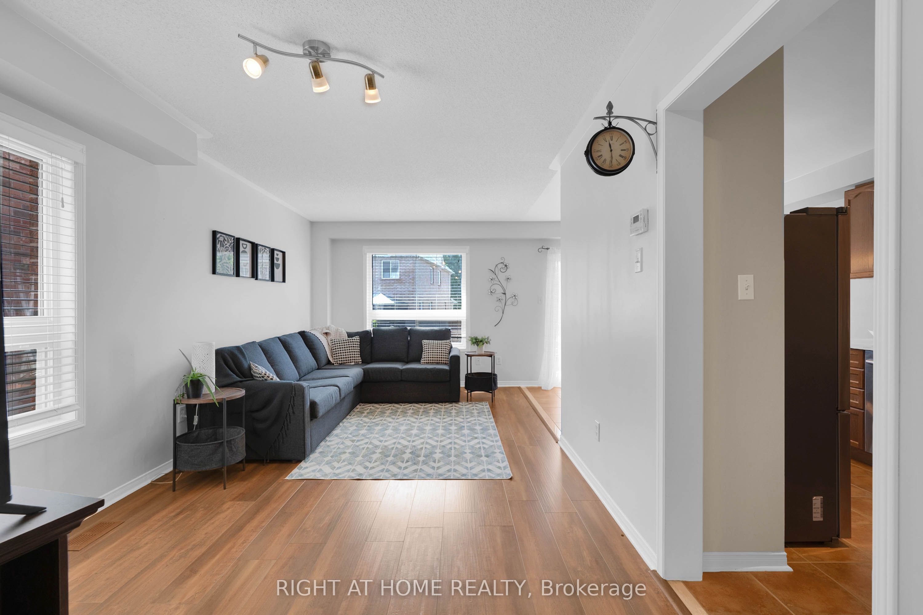 204 Burgess Crescent, Newmarket, ON L3X 2T9 photo 4