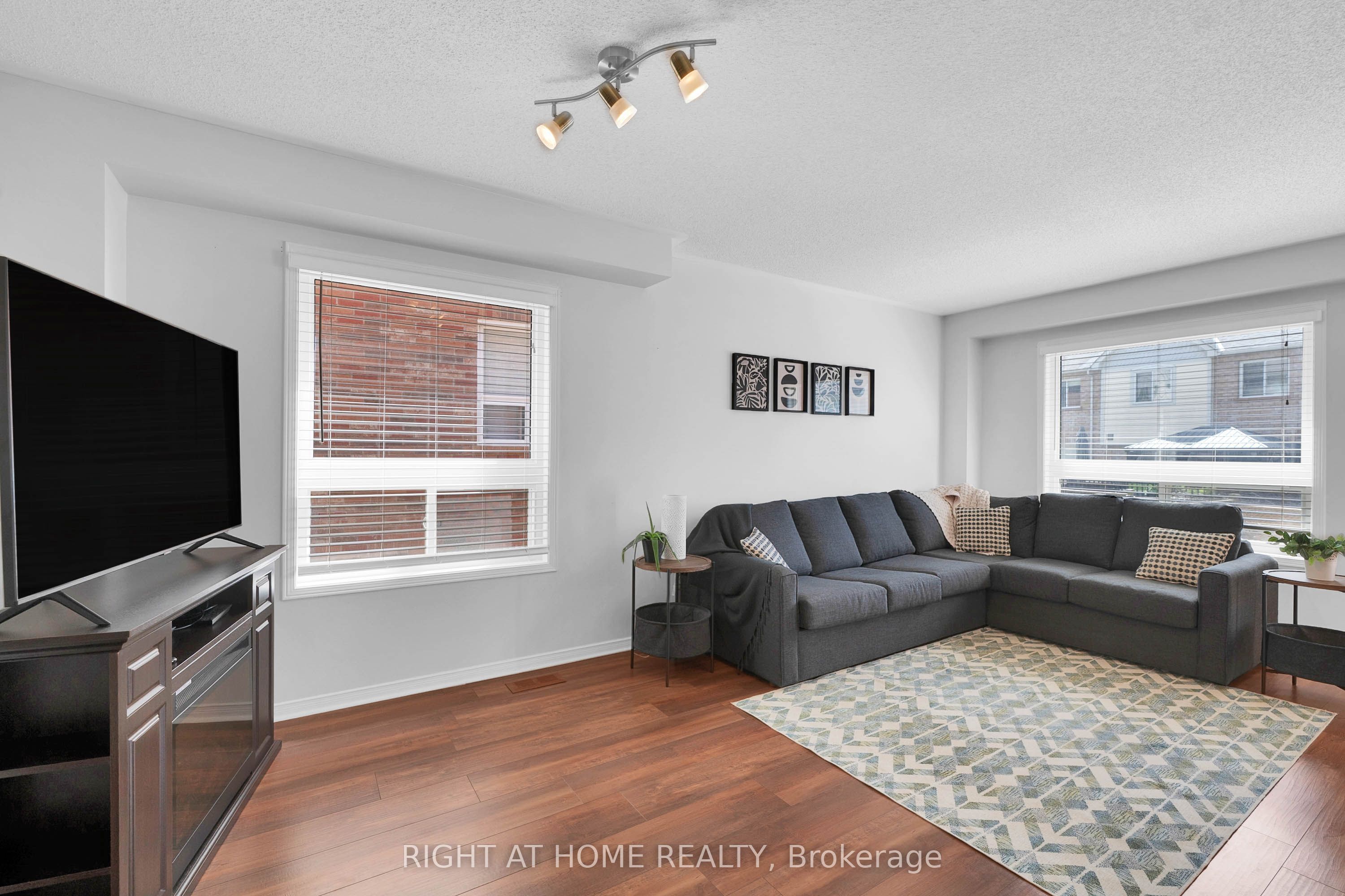 204 Burgess Crescent, Newmarket, ON L3X 2T9 photo 5