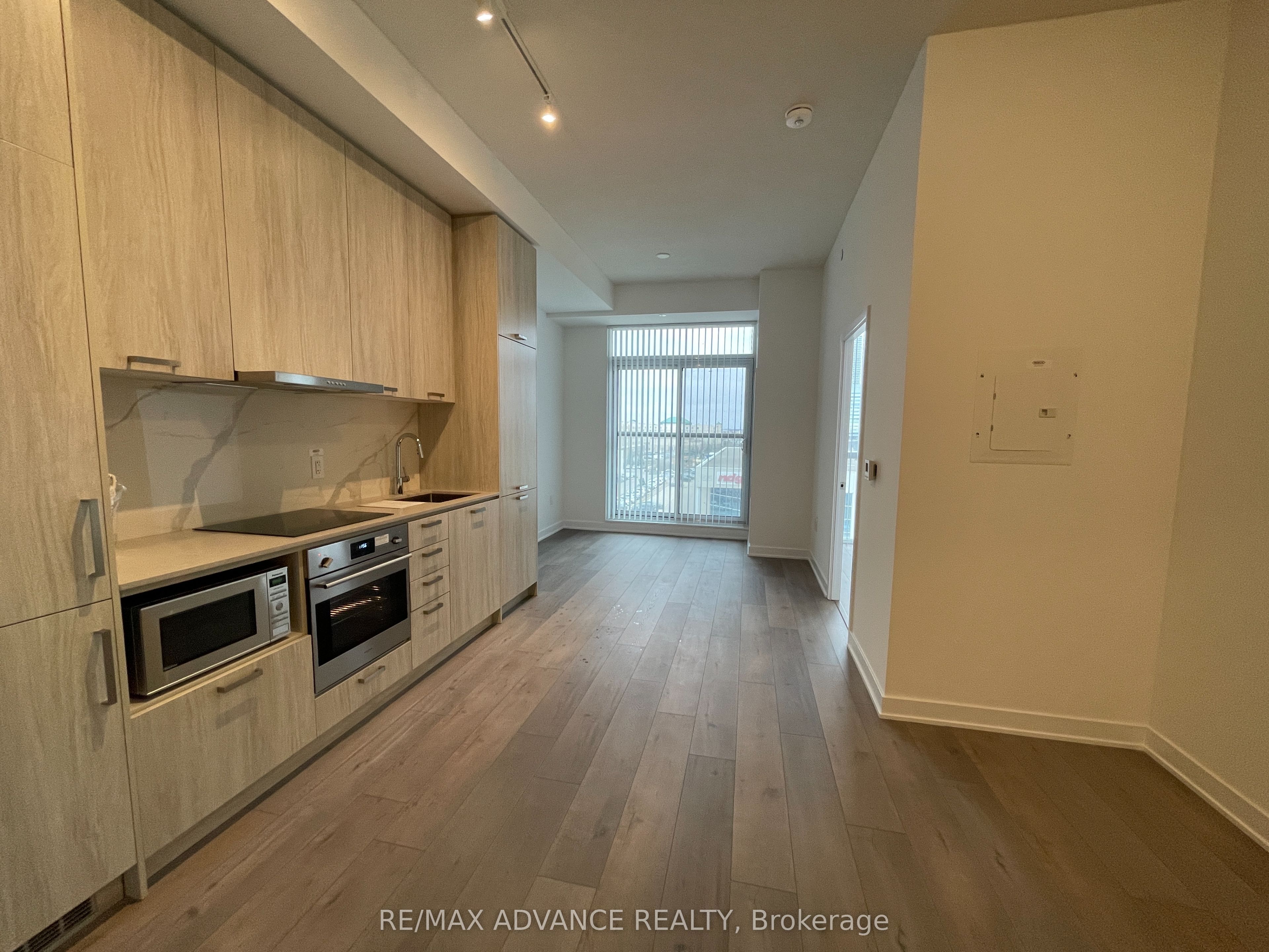 10 Honeycrisp Crescent 521, Vaughan, ON L4K 0M7 photo 3