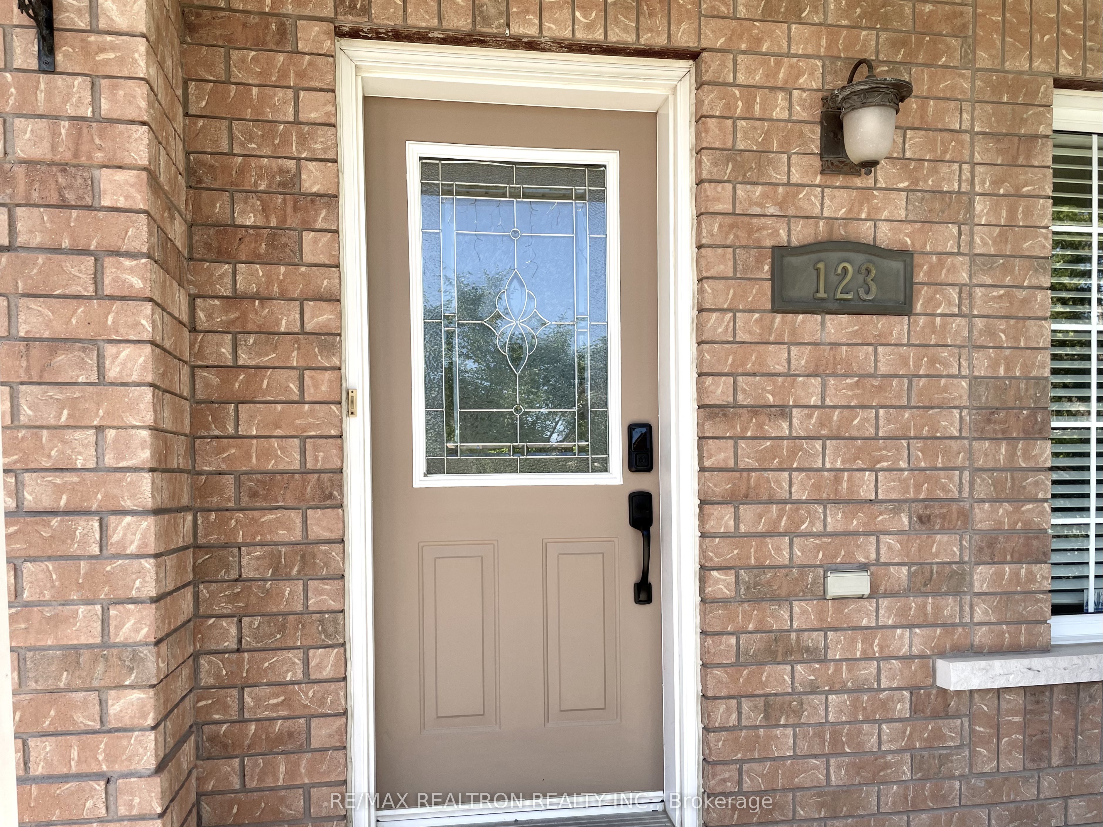 123 Woodbury Crescent, Newmarket, ON L3X 2T3 photo 2