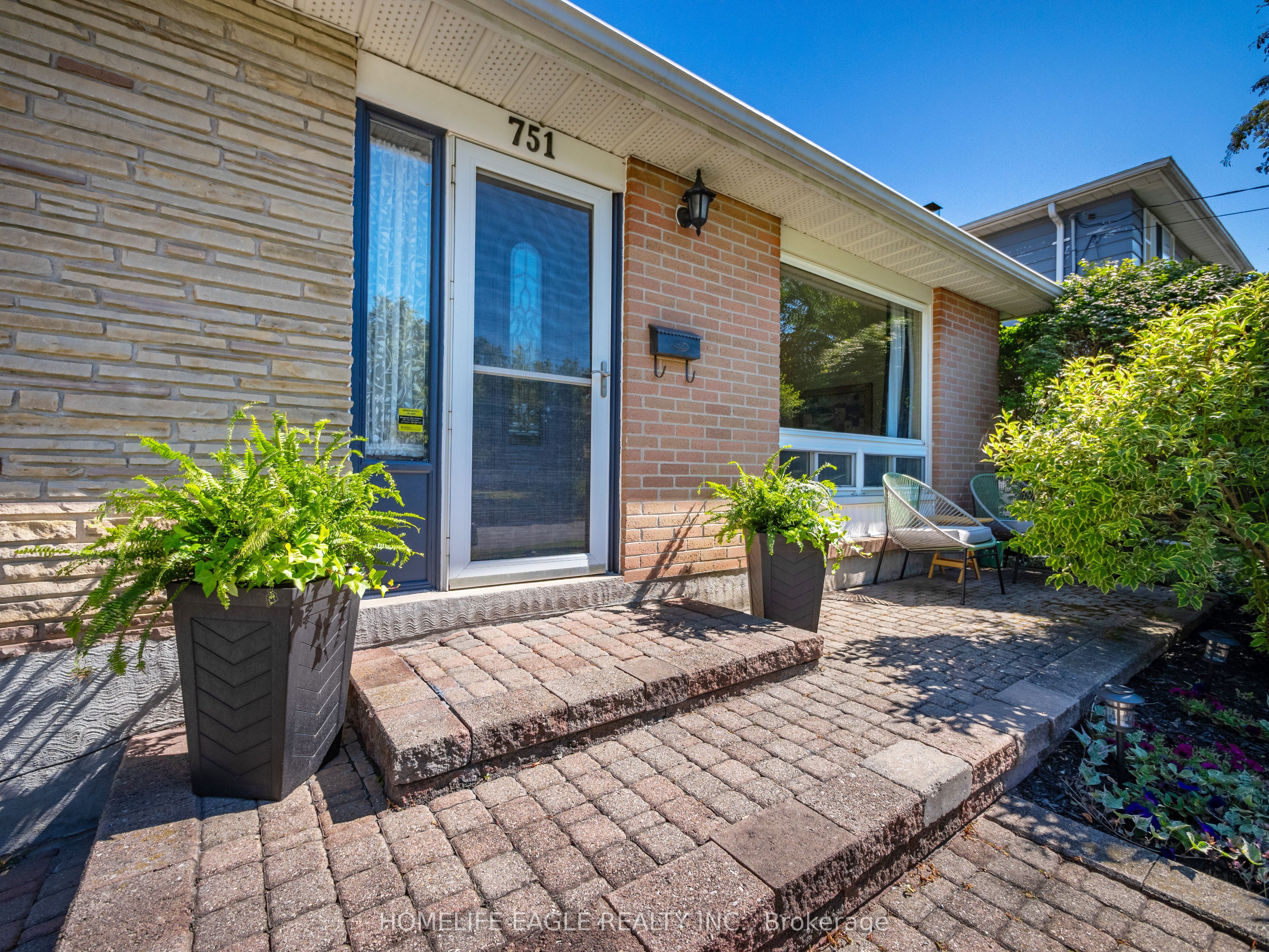751 Greenfield Crescent, Newmarket, ON L3Y 3B2 photo 2