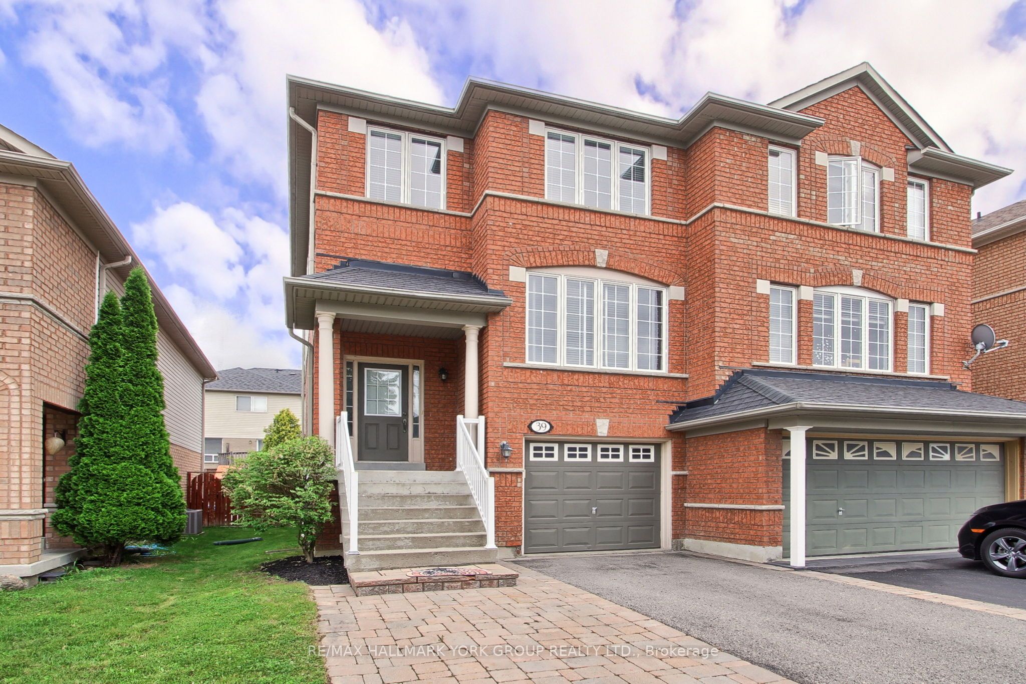 39 Millcliff Circle, Aurora, ON L4G 7N7 photo 2