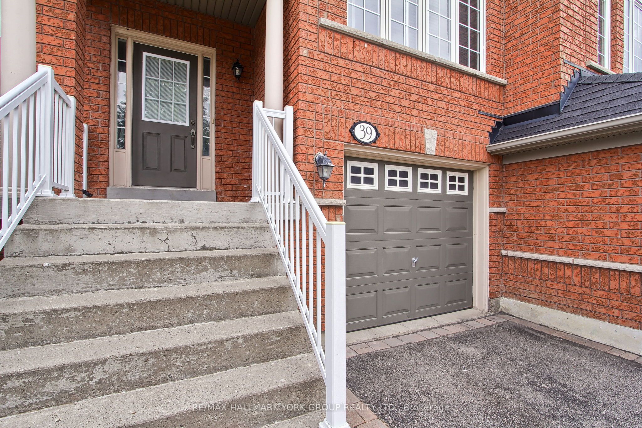 39 Millcliff Circle, Aurora, ON L4G 7N7 photo 3