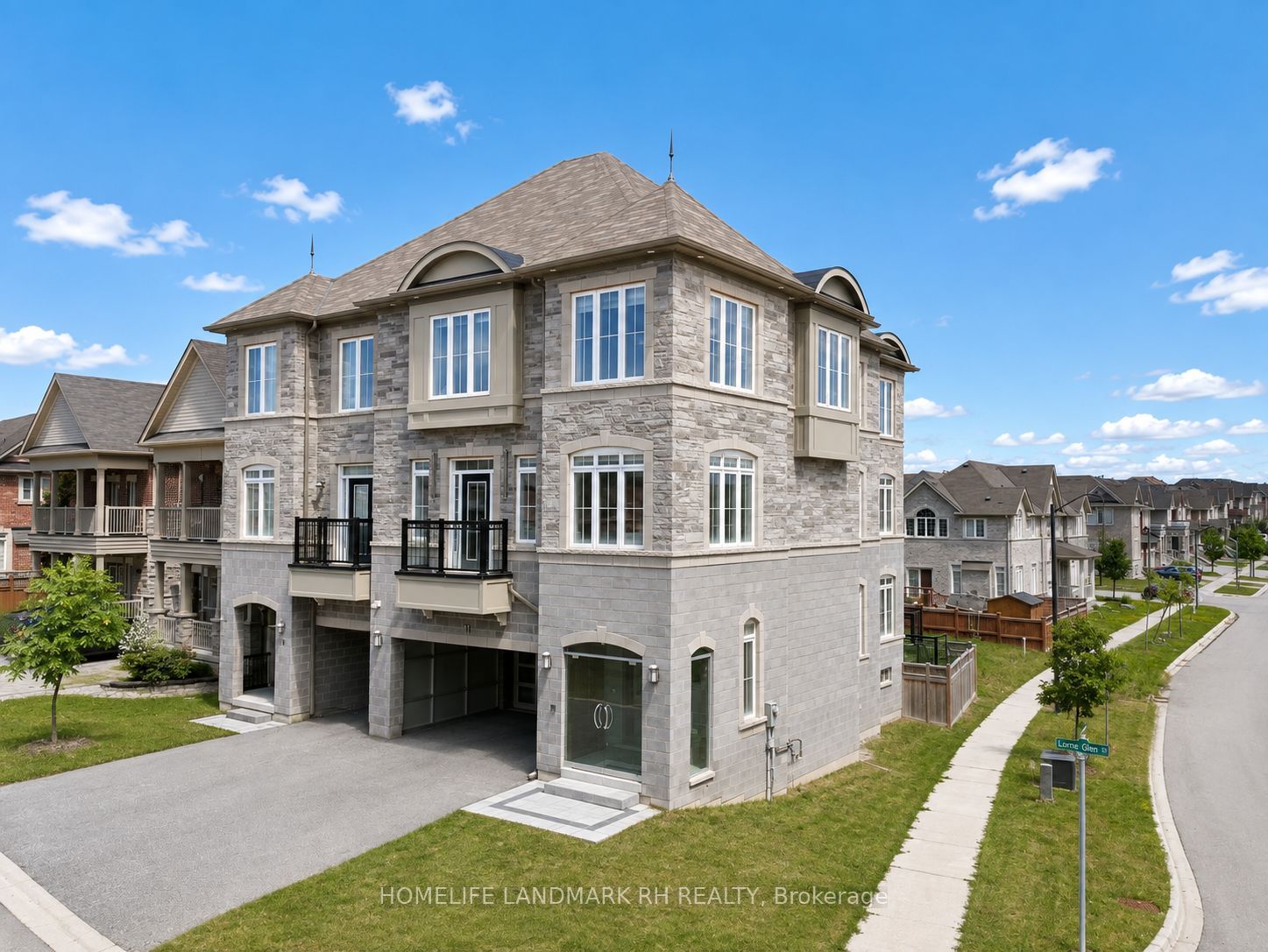 11 Lorne Glen Street, Markham, ON L6C 0Z4 photo 4