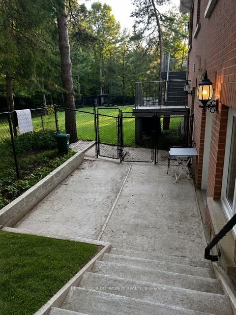 18 LOGGERS Trail, Whitchurch-Stouffville, ON L3Y 4W1 photo 3