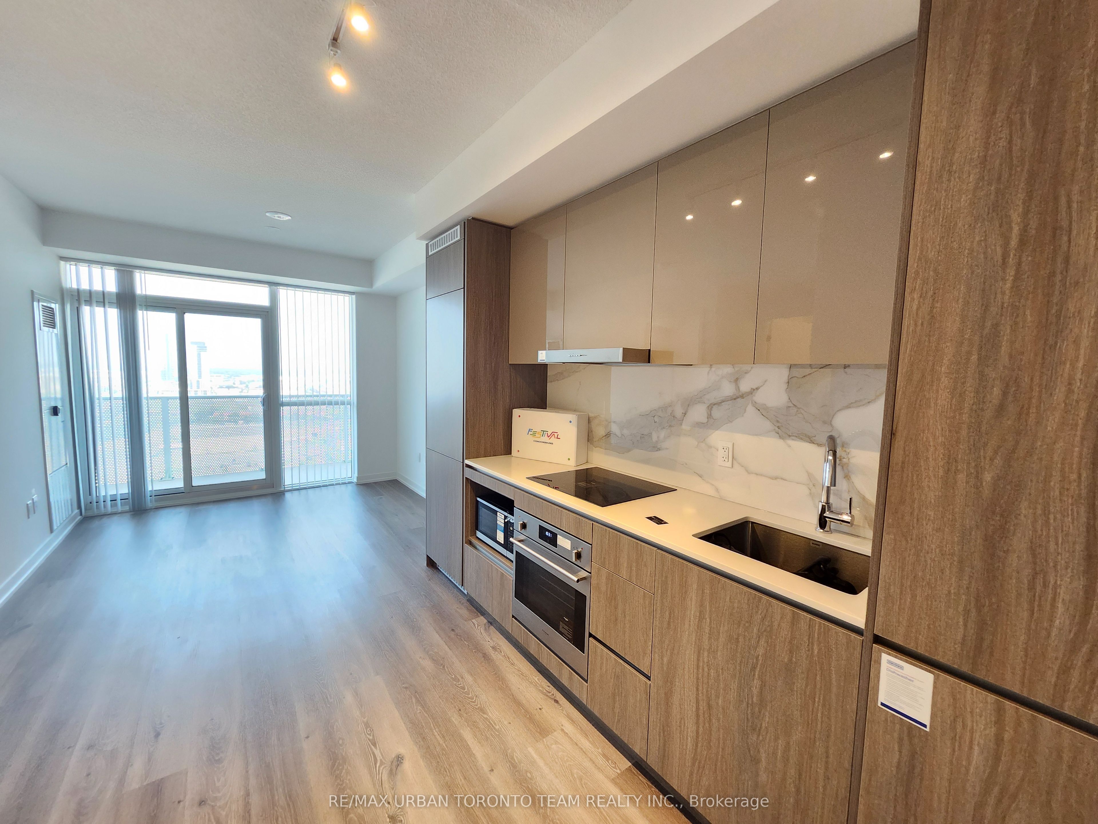 28 Interchange Way 2508, Vaughan, ON L4K 0P8 photo 2