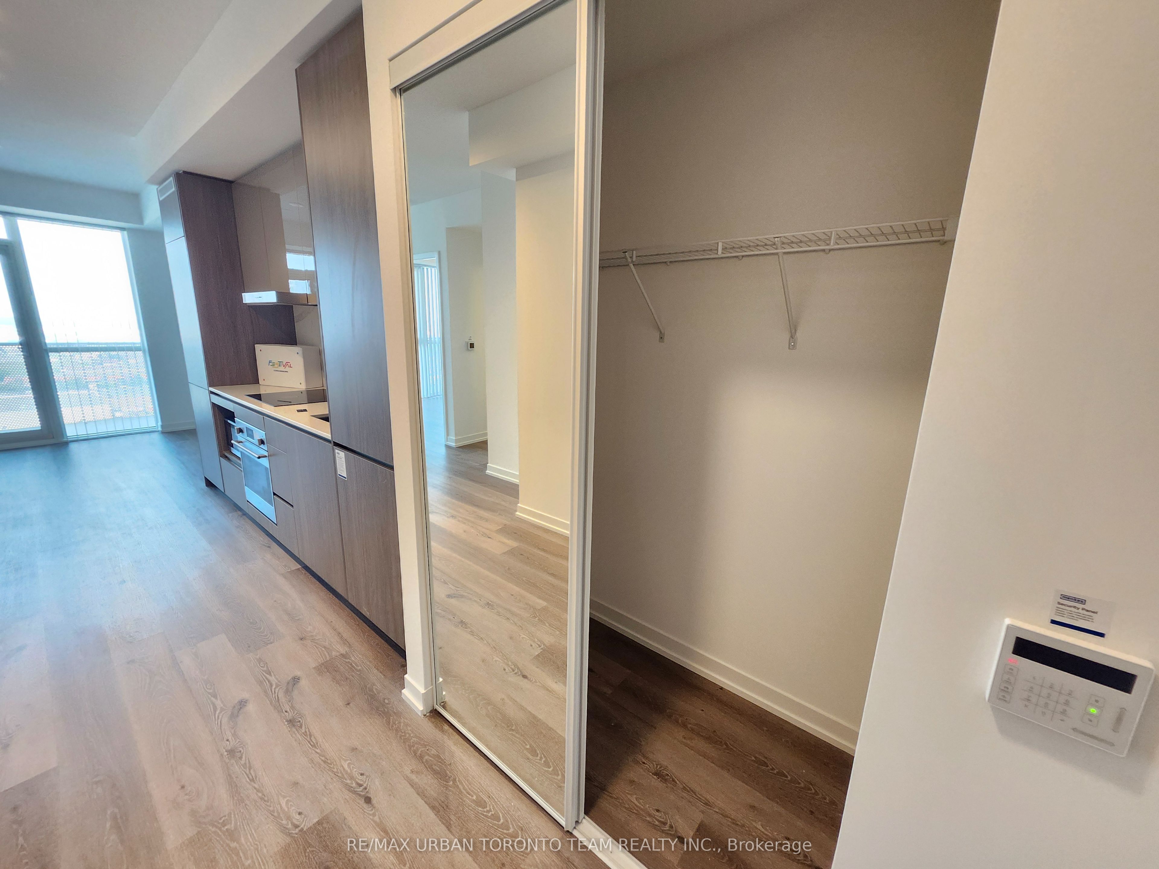28 Interchange Way 2508, Vaughan, ON L4K 0P8 photo 3