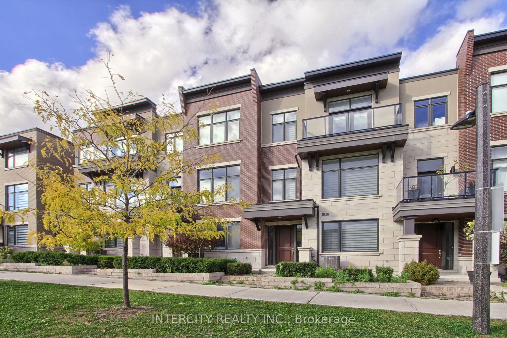 7 Adaskin Drive, Vaughan, ON L6A 4Z8 photo 2