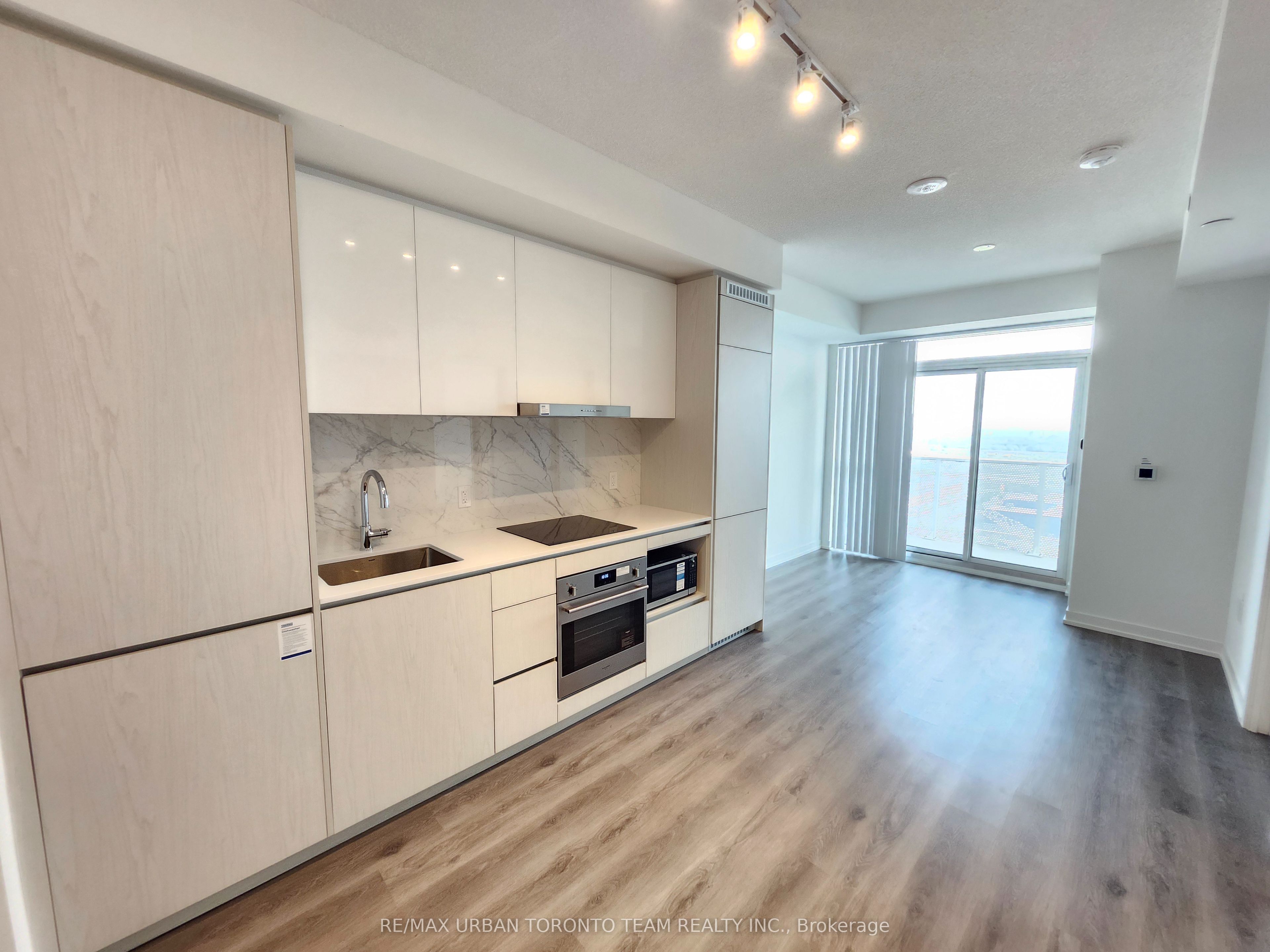 28 Interchange Way 2511, Vaughan, ON L4K 0P8 photo 3