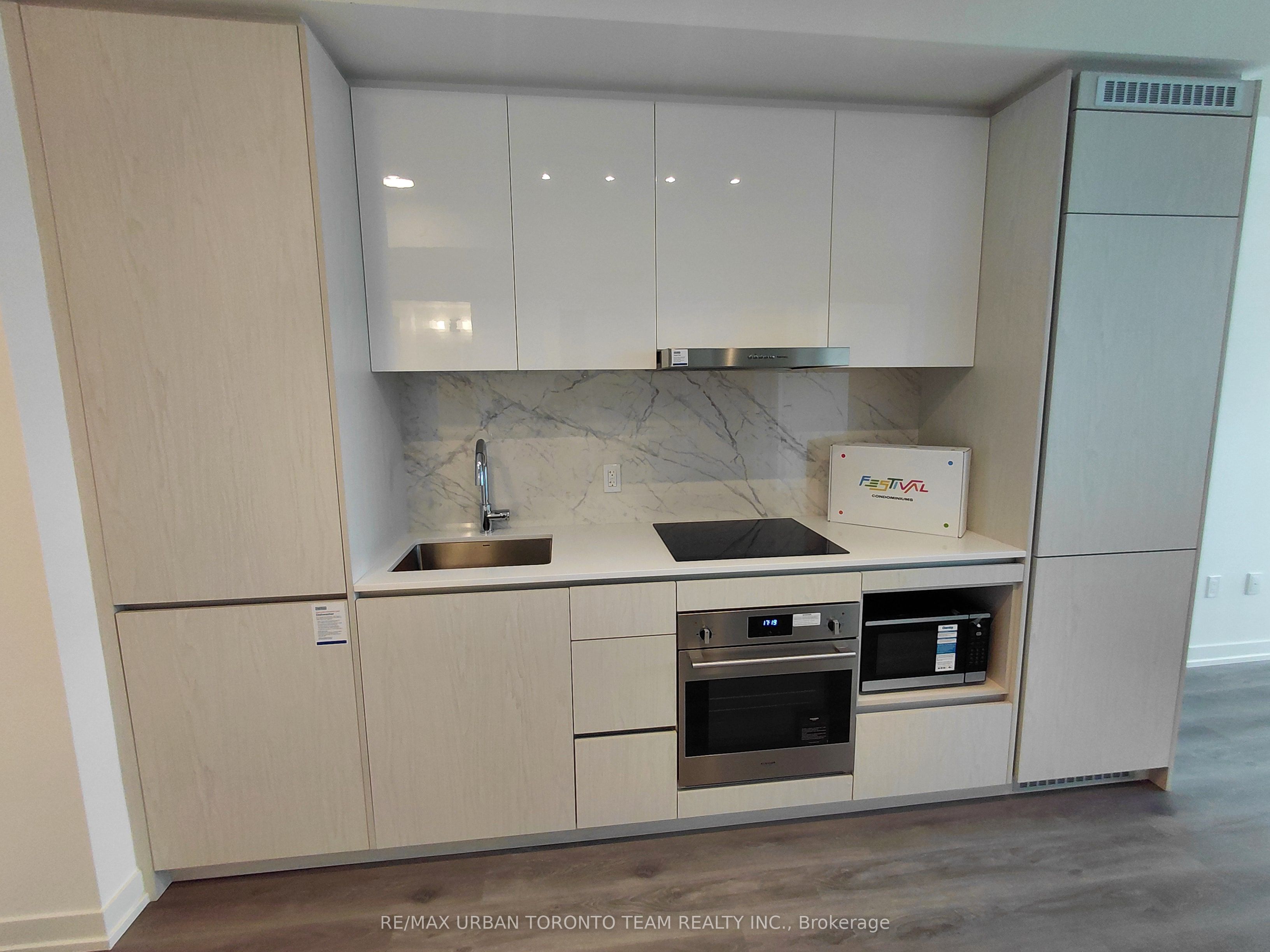 28 Interchange Way 2511, Vaughan, ON L4K 0P8 photo 5