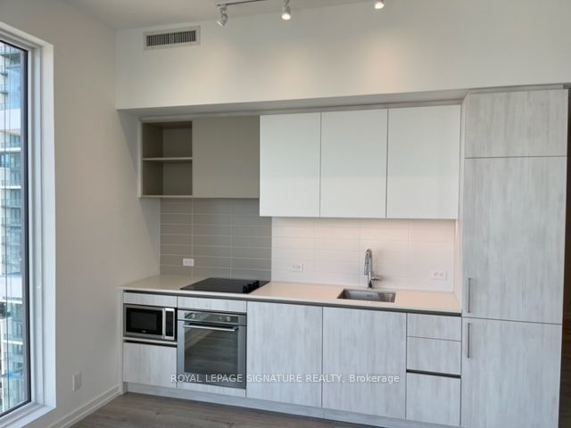 7890 Jane Street 3202, Vaughan, ON L4K 0K9 photo 2