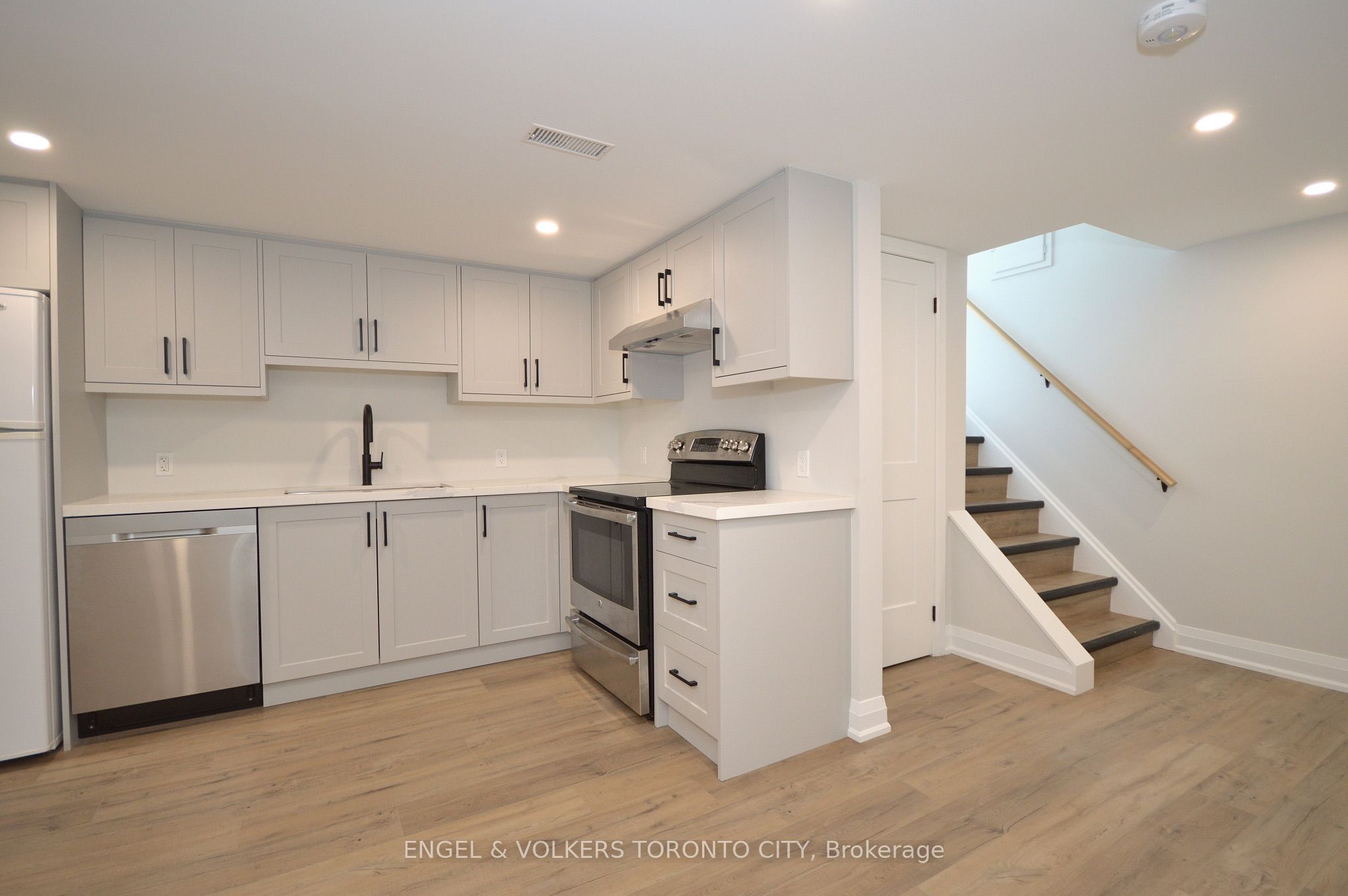 139 Queen Street Basement, Newmarket, ON L3Y 2E9 photo 2