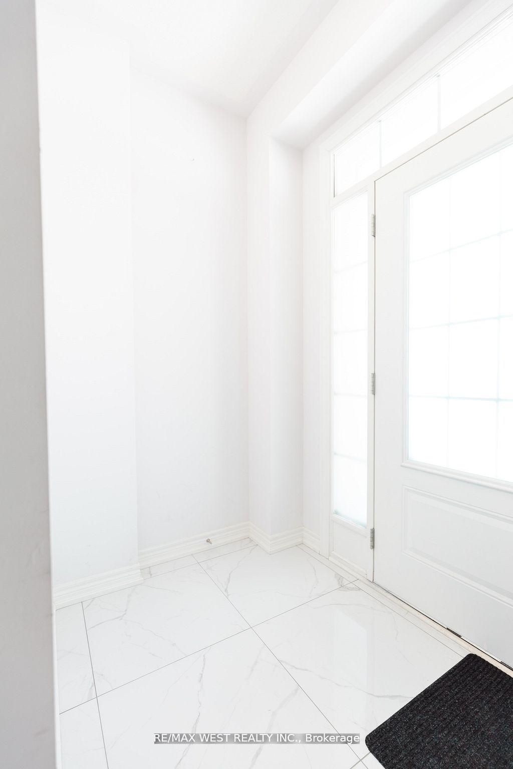31 Frederick Taylor Way, East Gwillimbury, ON L0G 1M0 photo 2