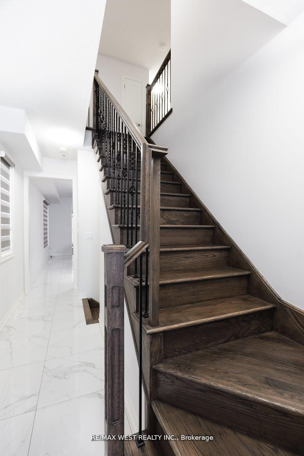 31 Frederick Taylor Way, East Gwillimbury, ON L0G 1M0 photo 3