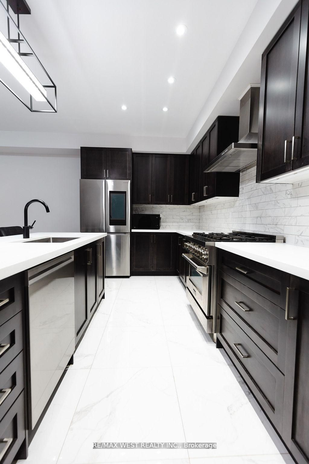 31 Frederick Taylor Way, East Gwillimbury, ON L0G 1M0 photo 4