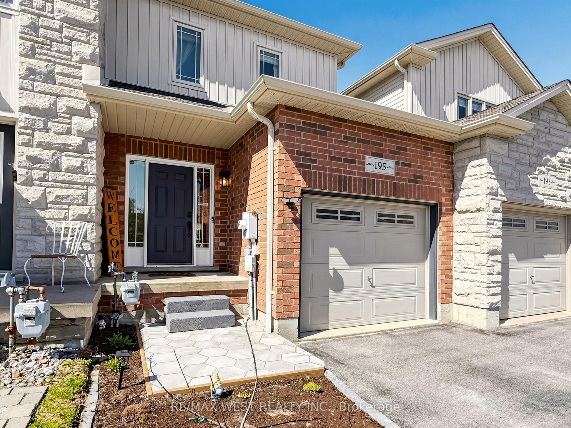 195 Banting Crescent, Essa, ON L0M 1B6 photo 2