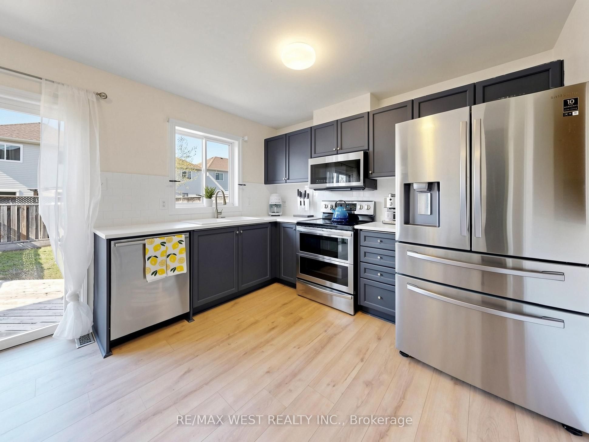 195 Banting Crescent, Essa, ON L0M 1B6 photo 3