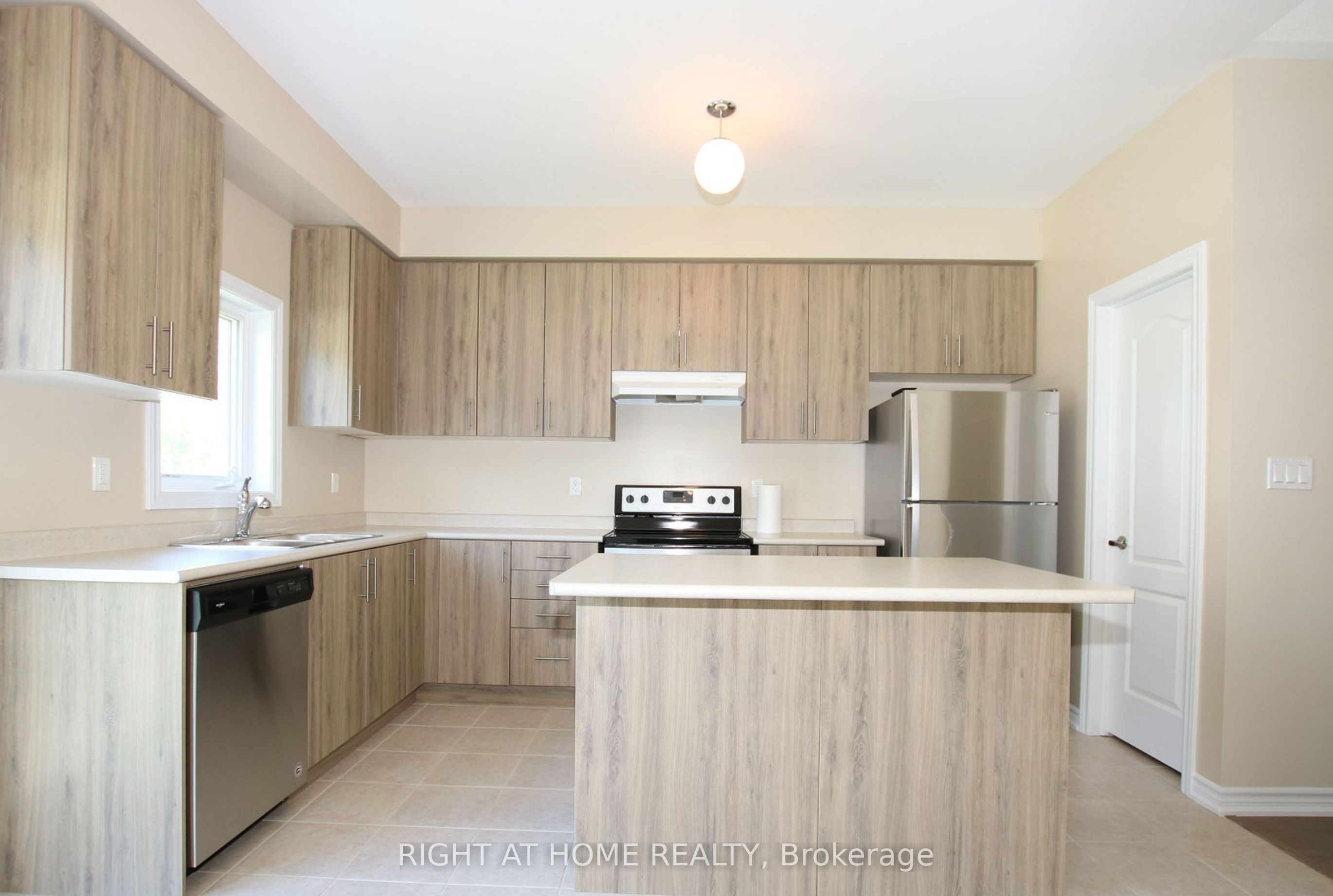 49 Milson Crescent, Essa, ON L3W 0C9 photo 2